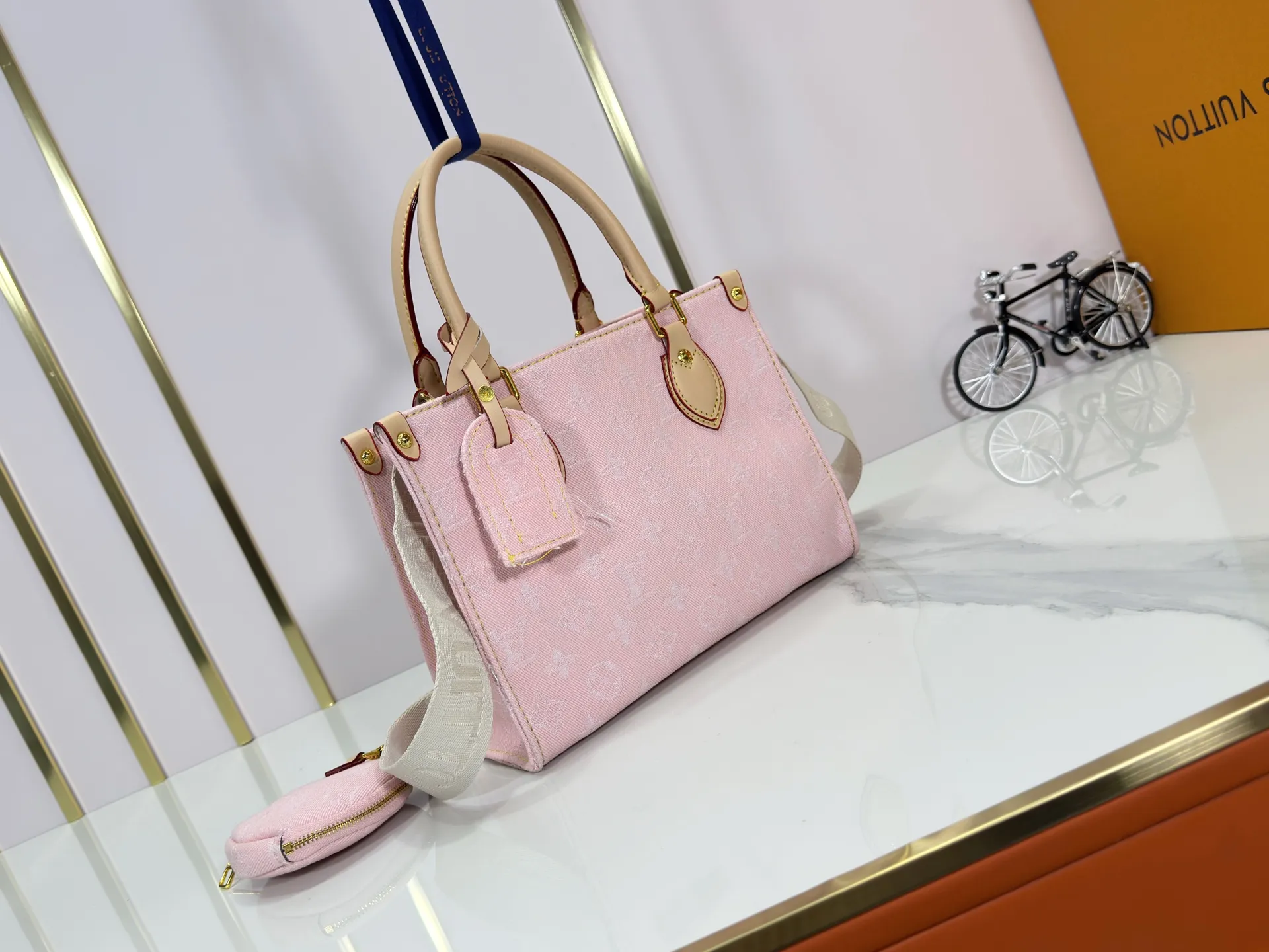 P300 Upgraded original M46373 M13189 M46871 Denim square bag series Onthego medium handbag (denim denim) This Onthego medium handbag is renovated with sand-washed Monogram jacquard denim, with leather trim and contrasting stitching. The ample capacity meets business or leisure needs, and the exquisite handle and long shoulder strap unlock multiple carrying methods. Dimensions 25.0 x 19.0 x 11.5 cm