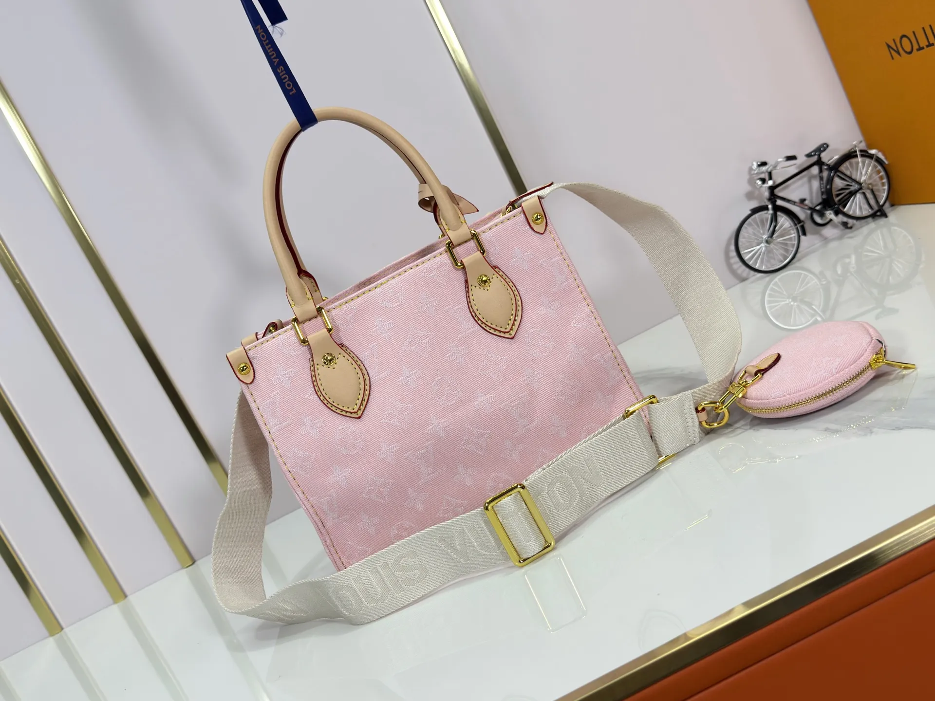 P300 Upgraded original M46373 M13189 M46871 Denim square bag series Onthego medium handbag (denim denim) This Onthego medium handbag is renovated with sand-washed Monogram jacquard denim, with leather trim and contrasting stitching. The ample capacity meets business or leisure needs, and the exquisite handle and long shoulder strap unlock multiple carrying methods. Dimensions 25.0 x 19.0 x 11.5 cm