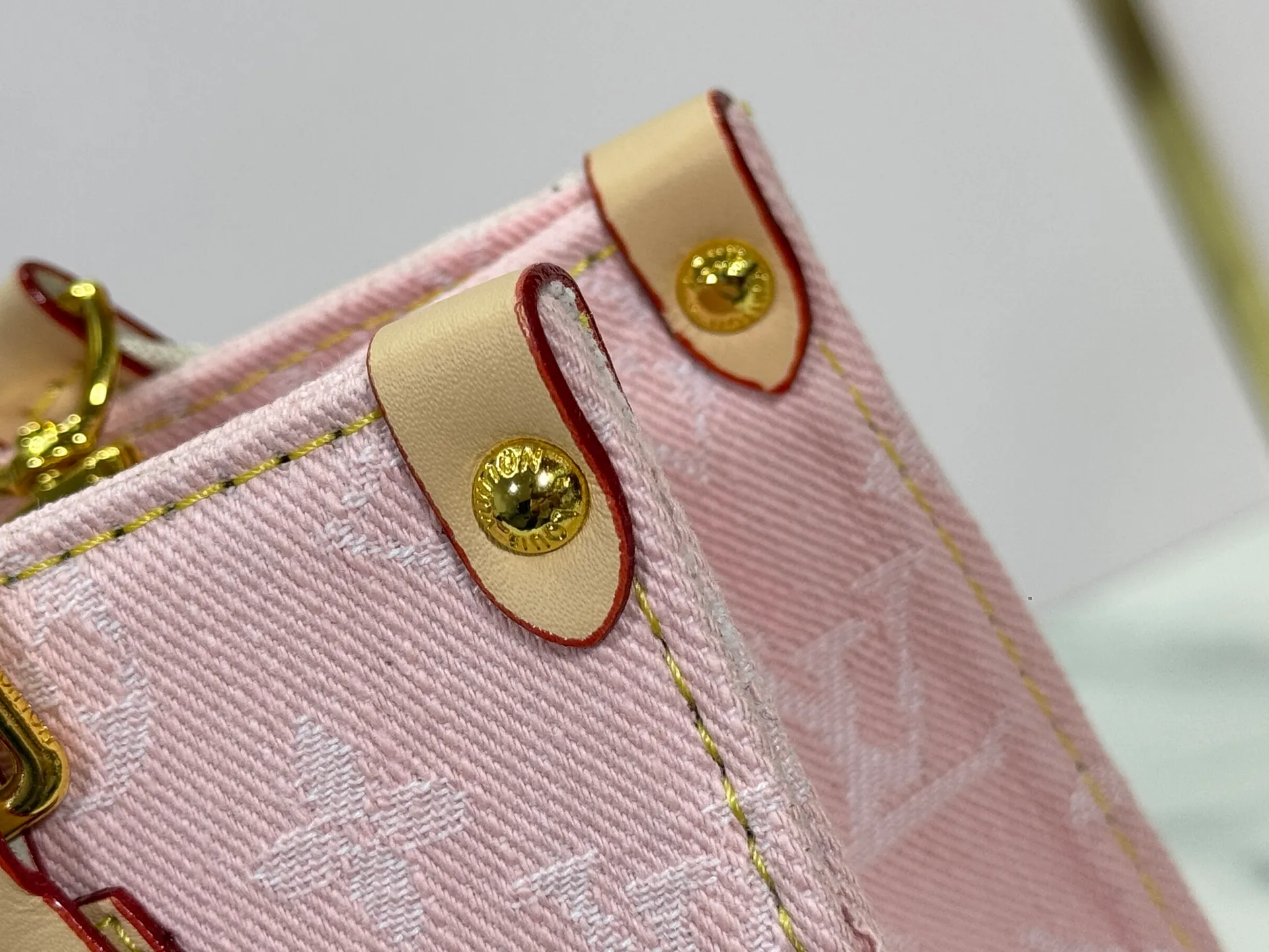 P300 Upgraded original M46373 M13189 M46871 Denim square bag series Onthego medium handbag (denim denim) This Onthego medium handbag is renovated with sand-washed Monogram jacquard denim, with leather trim and contrasting stitching. The ample capacity meets business or leisure needs, and the exquisite handle and long shoulder strap unlock multiple carrying methods. Dimensions 25.0 x 19.0 x 11.5 cm