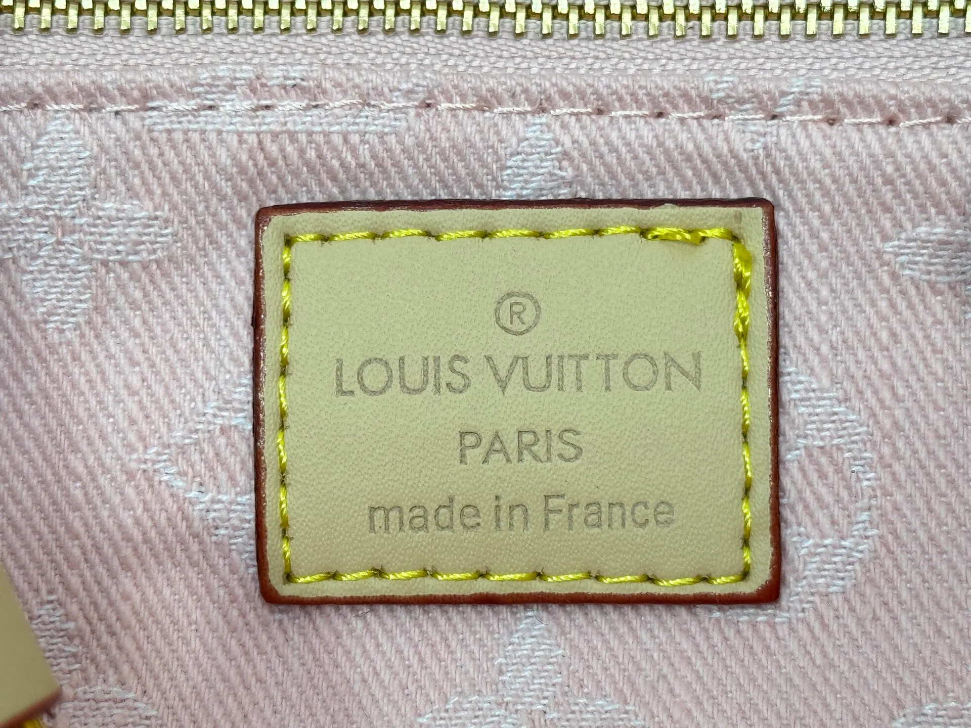 P300 Upgraded original M46373 M13189 M46871 Denim square bag series Onthego medium handbag (denim denim) This Onthego medium handbag is renovated with sand-washed Monogram jacquard denim, with leather trim and contrasting stitching. The ample capacity meets business or leisure needs, and the exquisite handle and long shoulder strap unlock multiple carrying methods. Dimensions 25.0 x 19.0 x 11.5 cm