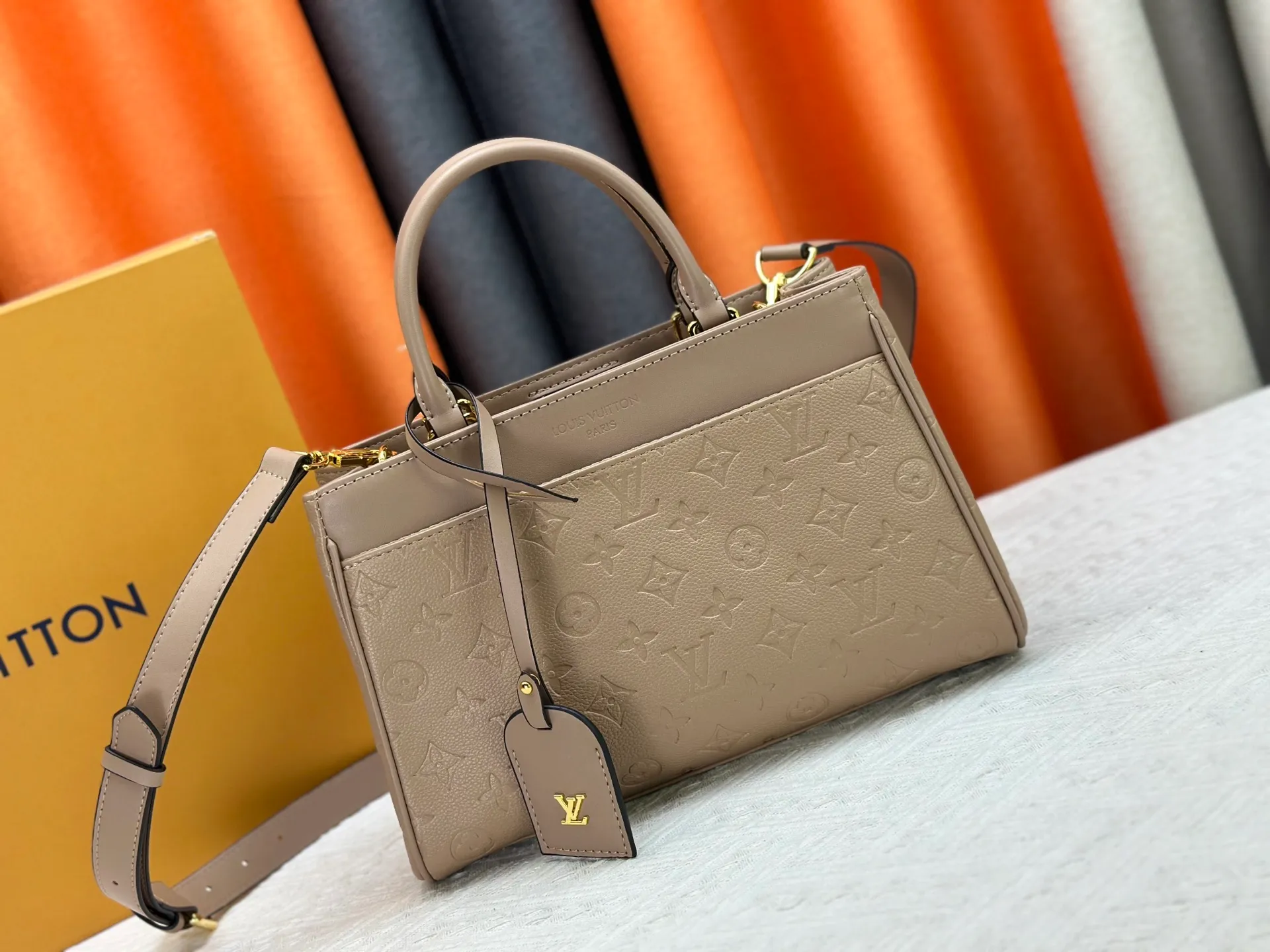 P270 upgraded original M25575 M25577 M15231 City Avenue PM (Avenue PM) combines functionality with elegant silhouette for a fashionable urban lifestyle. A piece that adds a touch of elegance to both everyday and evening looks. A modern tote bag inspired by the elegant streets of Paris. The signature Monogram prefixed leather material is decorated with name patterns and gold hardware design. Fold the handle inside to create a cross-shaped messenger bag. Dimensions: 30 x 19.5 x 12 cm (length x height x width)