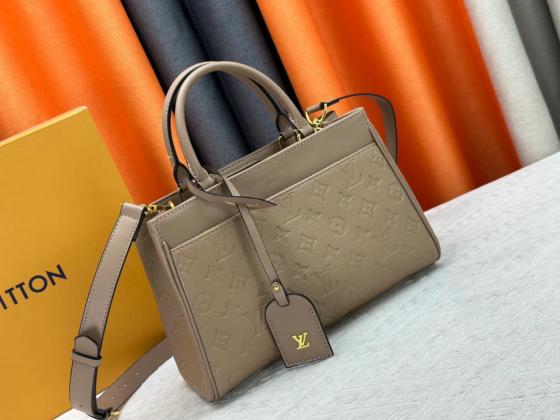 P270 upgraded original M25575 M25577 M15231 City Avenue PM (Avenue PM) combines functionality with elegant silhouette for a fashionable urban lifestyle. A piece that adds a touch of elegance to both everyday and evening looks. A modern tote bag inspired by the elegant streets of Paris. The signature Monogram prefixed leather material is decorated with name patterns and gold hardware design. Fold the handle inside to create a cross-shaped messenger bag. Dimensions: 30 x 19.5 x 12 cm (length x height x width)