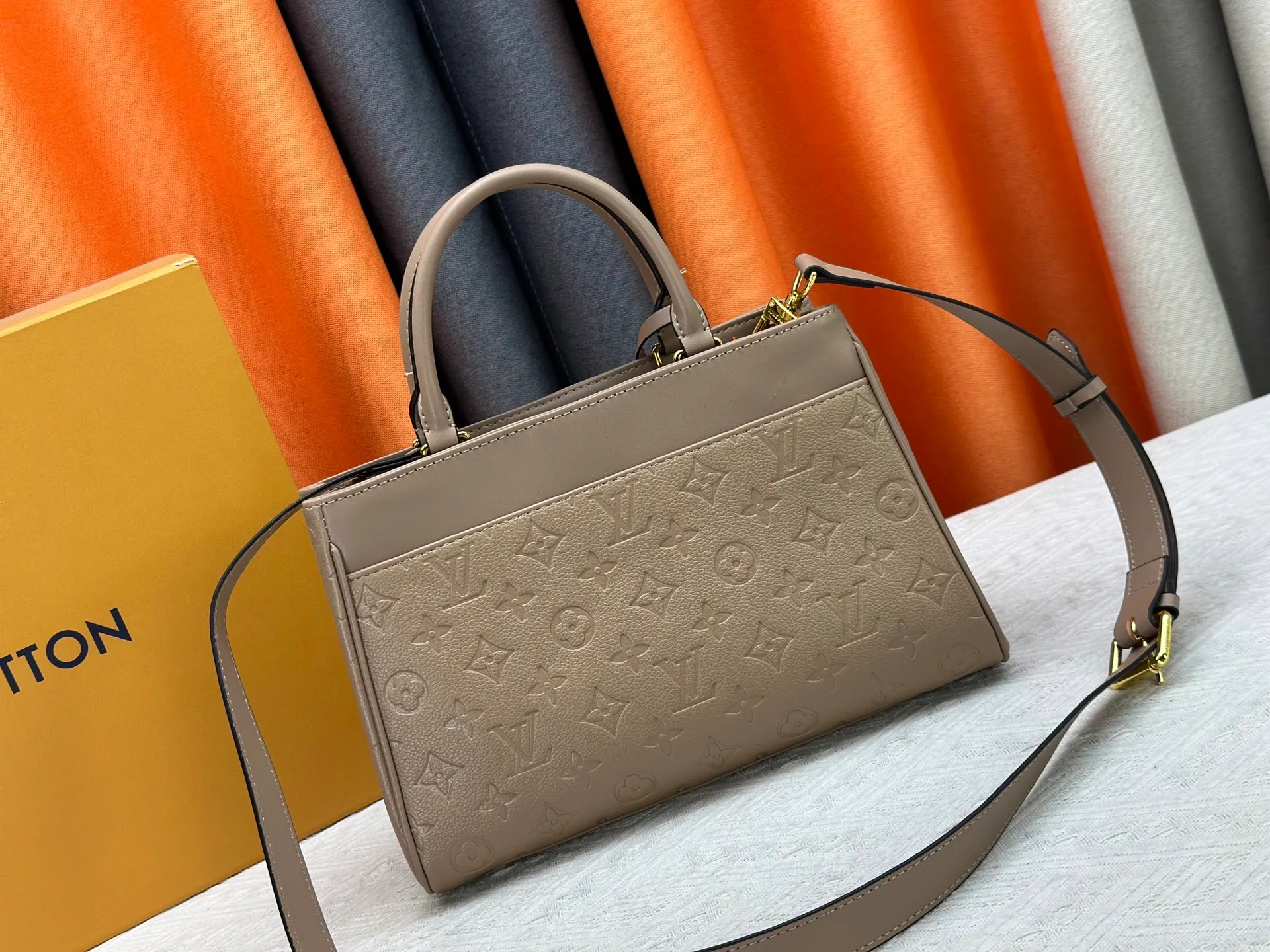 P270 upgraded original M25575 M25577 M15231 City Avenue PM (Avenue PM) combines functionality with elegant silhouette for a fashionable urban lifestyle. A piece that adds a touch of elegance to both everyday and evening looks. A modern tote bag inspired by the elegant streets of Paris. The signature Monogram prefixed leather material is decorated with name patterns and gold hardware design. Fold the handle inside to create a cross-shaped messenger bag. Dimensions: 30 x 19.5 x 12 cm (length x height x width)