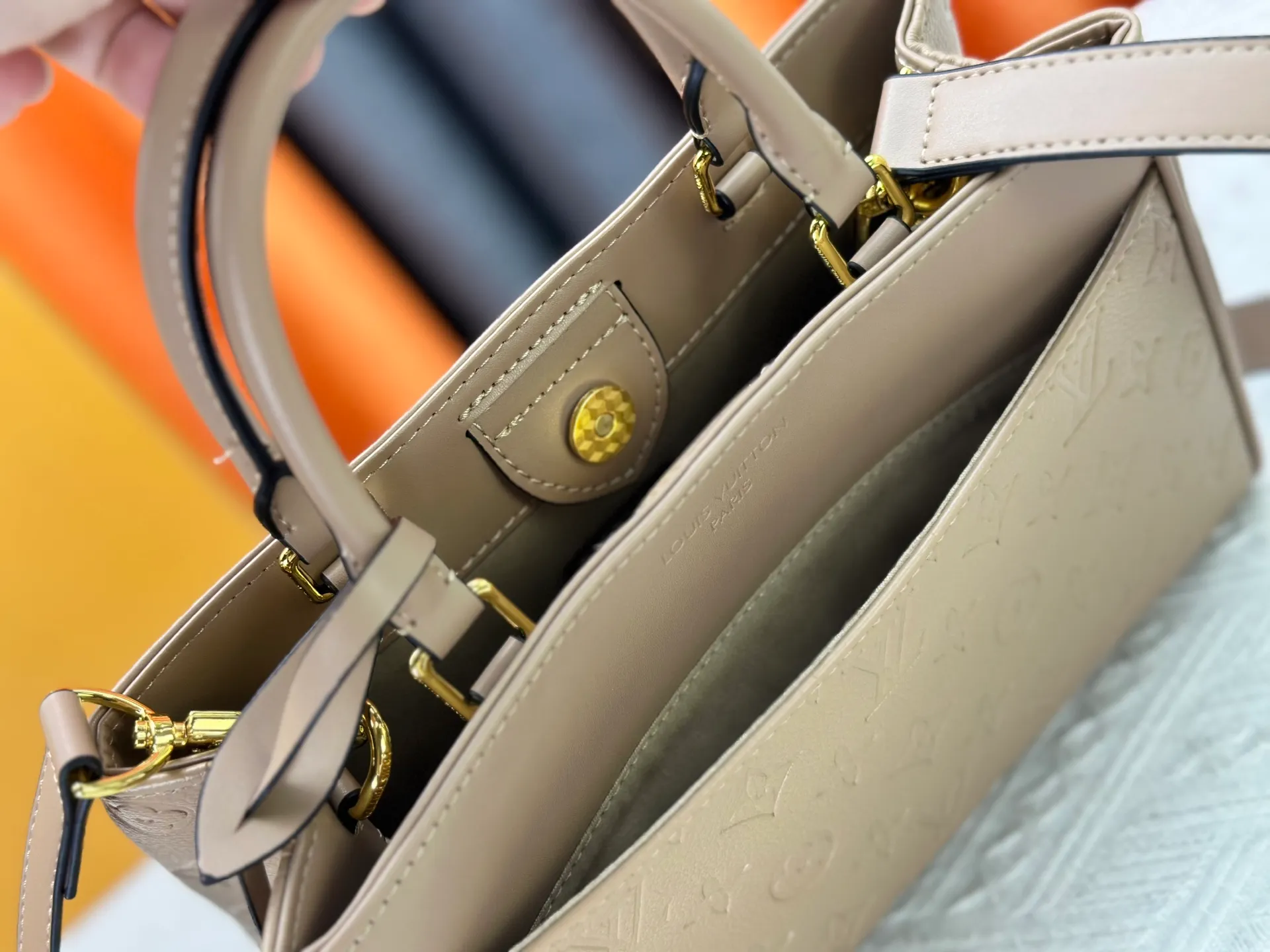P270 upgraded original M25575 M25577 M15231 City Avenue PM (Avenue PM) combines functionality with elegant silhouette for a fashionable urban lifestyle. A piece that adds a touch of elegance to both everyday and evening looks. A modern tote bag inspired by the elegant streets of Paris. The signature Monogram prefixed leather material is decorated with name patterns and gold hardware design. Fold the handle inside to create a cross-shaped messenger bag. Dimensions: 30 x 19.5 x 12 cm (length x height x width)