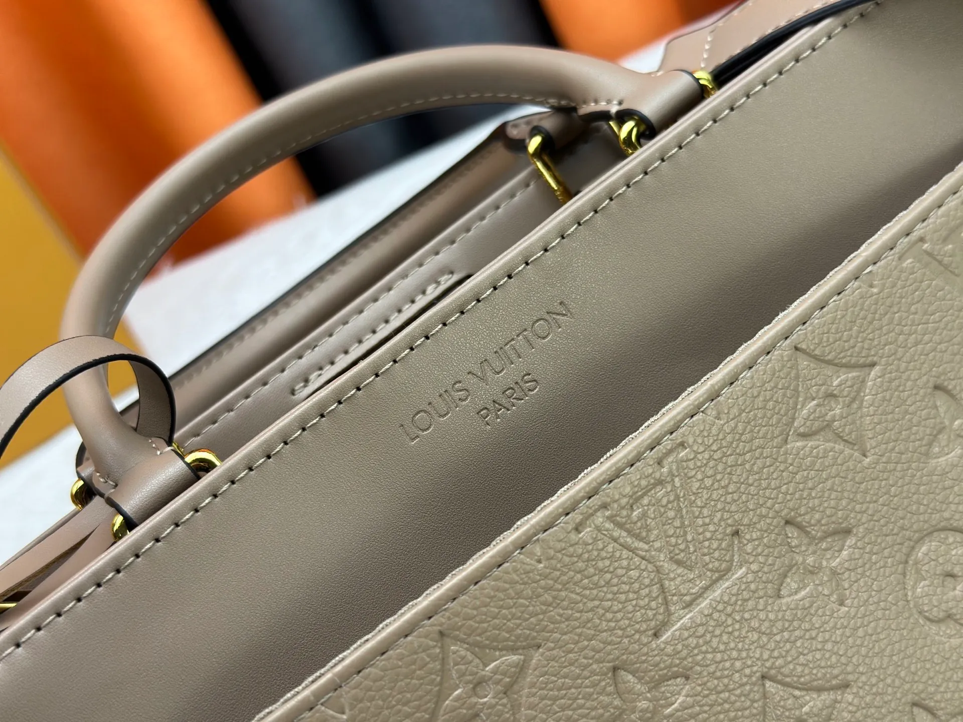 P270 upgraded original M25575 M25577 M15231 City Avenue PM (Avenue PM) combines functionality with elegant silhouette for a fashionable urban lifestyle. A piece that adds a touch of elegance to both everyday and evening looks. A modern tote bag inspired by the elegant streets of Paris. The signature Monogram prefixed leather material is decorated with name patterns and gold hardware design. Fold the handle inside to create a cross-shaped messenger bag. Dimensions: 30 x 19.5 x 12 cm (length x height x width)