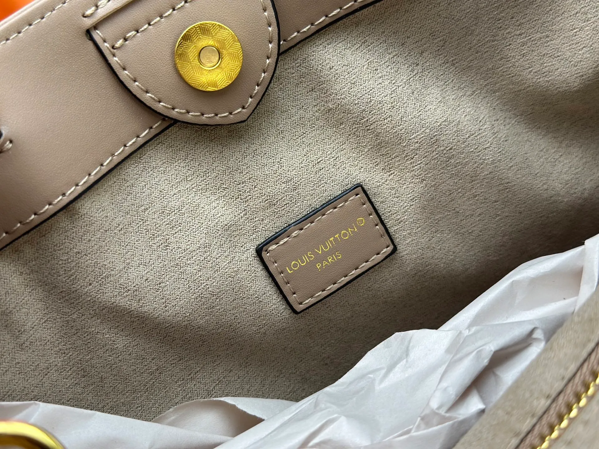 P270 upgraded original M25575 M25577 M15231 City Avenue PM (Avenue PM) combines functionality with elegant silhouette for a fashionable urban lifestyle. A piece that adds a touch of elegance to both everyday and evening looks. A modern tote bag inspired by the elegant streets of Paris. The signature Monogram prefixed leather material is decorated with name patterns and gold hardware design. Fold the handle inside to create a cross-shaped messenger bag. Dimensions: 30 x 19.5 x 12 cm (length x height x width)