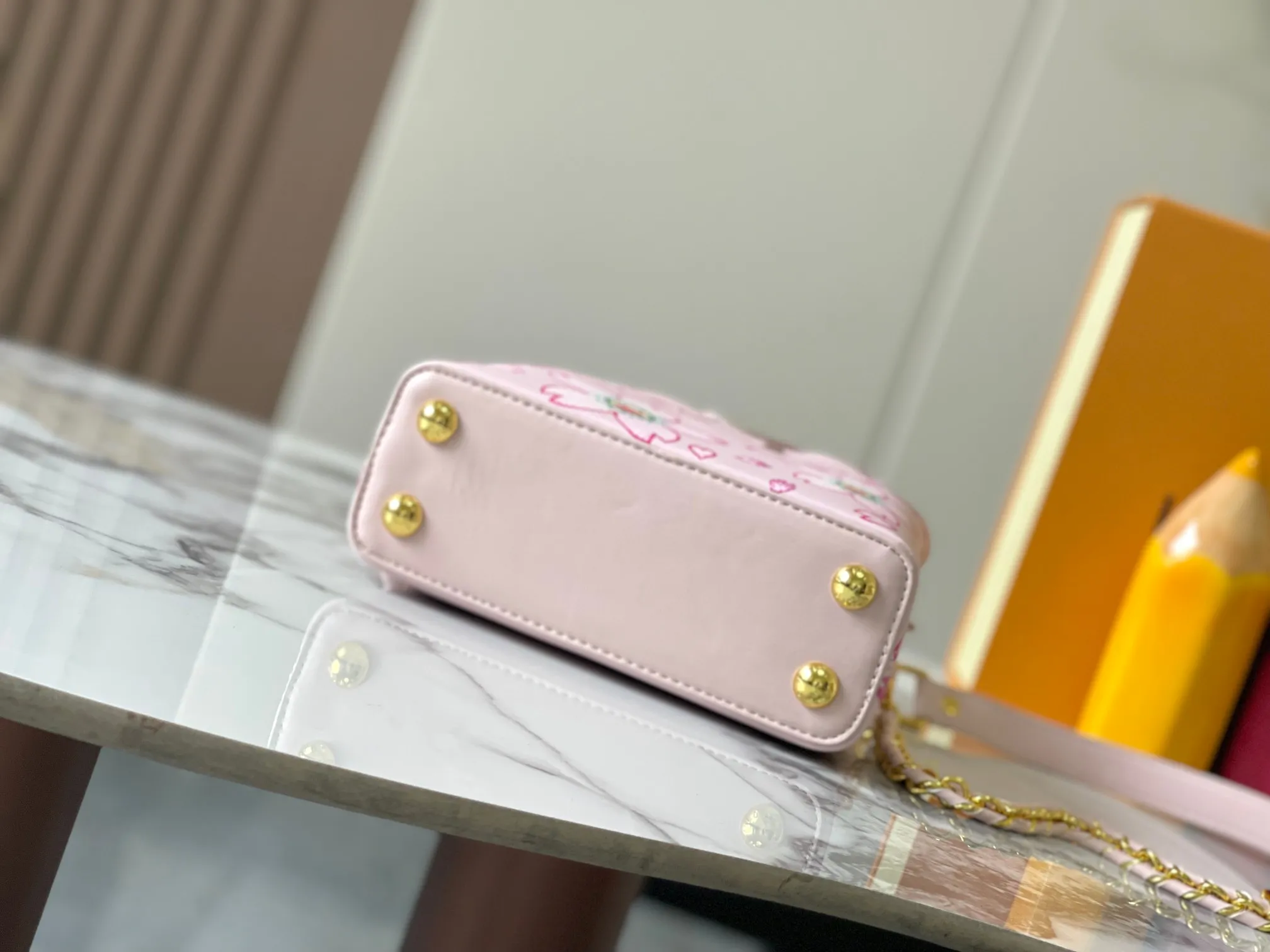 p420 [Guangzhou top quality original version] Capucines Mini Model: 13249 pink Material: plain graffiti Hardware upgrade Highlights: LV initials, unique edge ring, fine Monogram flowers on the flap. Size: 21×14×8cm