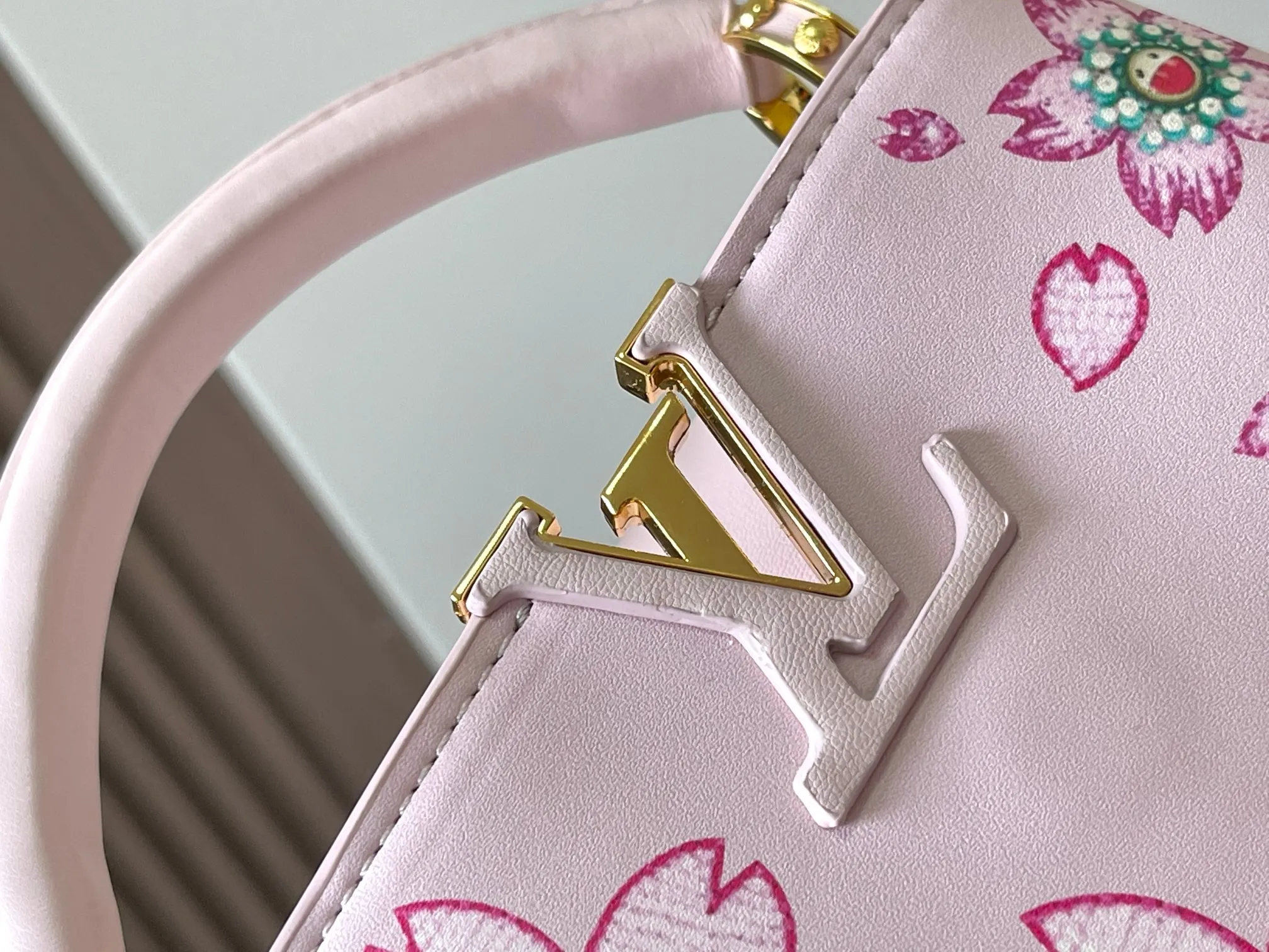 p420 [Guangzhou top quality original version] Capucines Mini Model: 13249 pink Material: plain graffiti Hardware upgrade Highlights: LV initials, unique edge ring, fine Monogram flowers on the flap. Size: 21×14×8cm