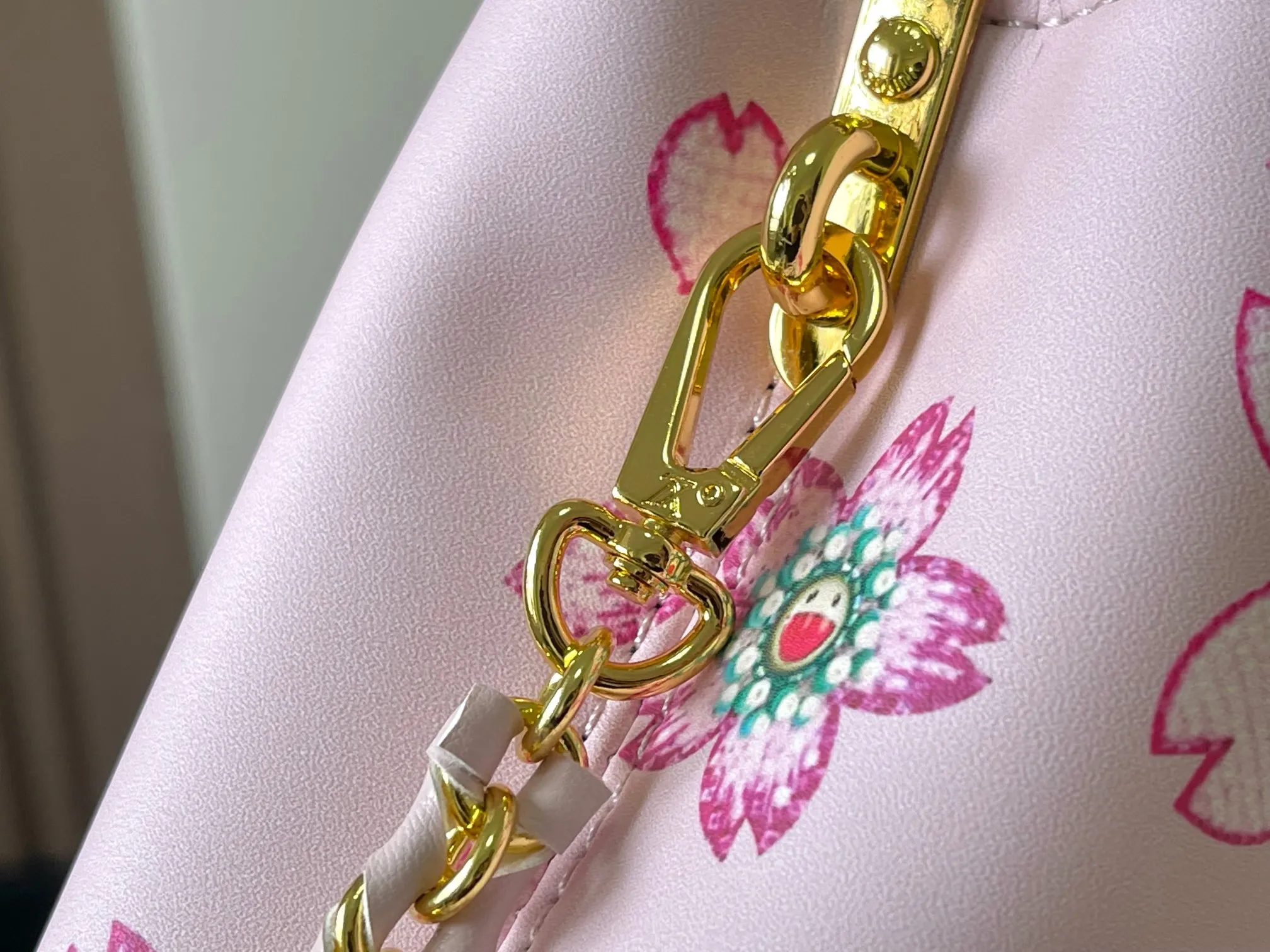 p420 [Guangzhou top quality original version] Capucines Mini Model: 13249 pink Material: plain graffiti Hardware upgrade Highlights: LV initials, unique edge ring, fine Monogram flowers on the flap. Size: 21×14×8cm