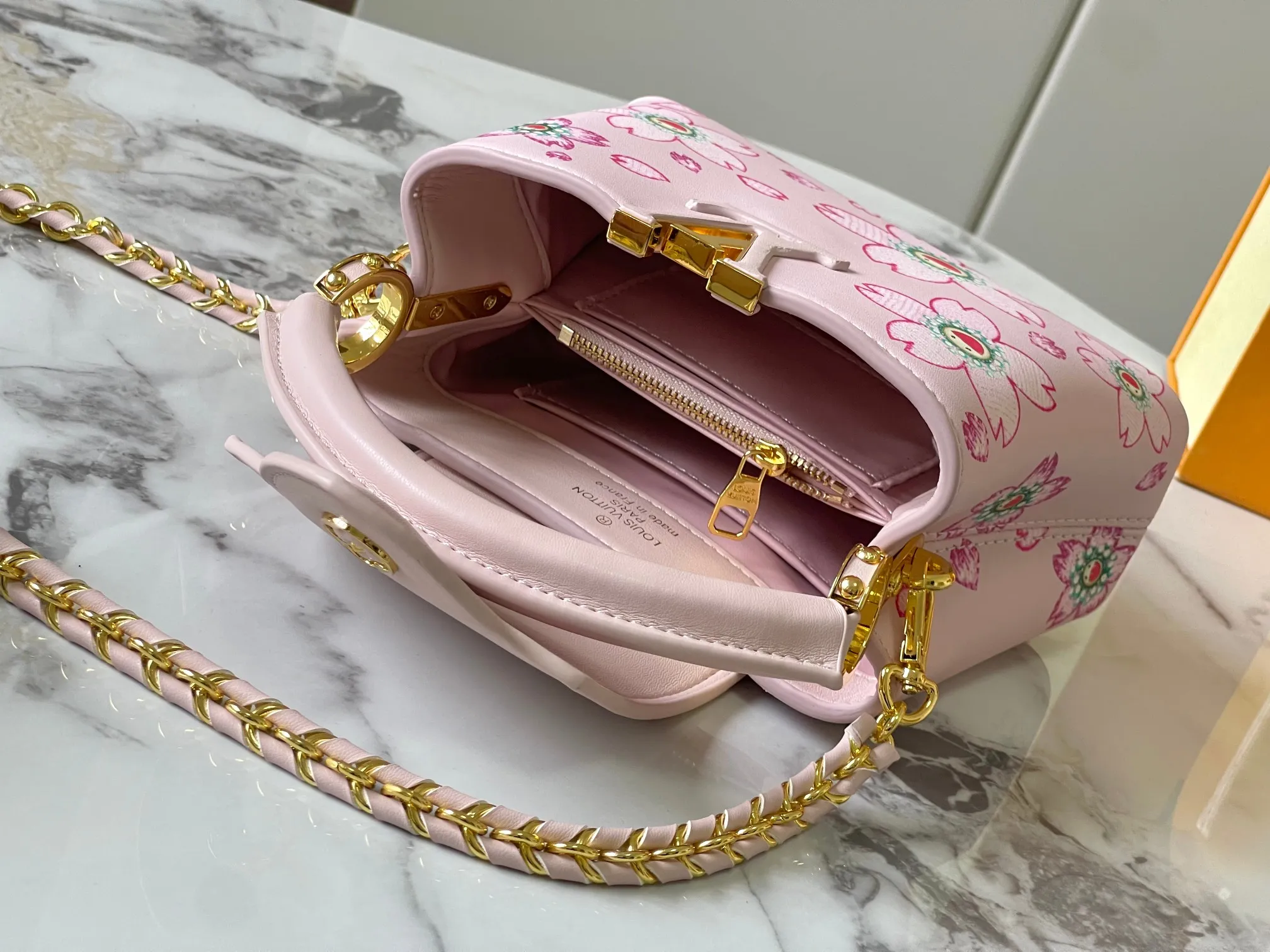 p420 [Guangzhou top quality original version] Capucines Mini Model: 13249 pink Material: plain graffiti Hardware upgrade Highlights: LV initials, unique edge ring, fine Monogram flowers on the flap. Size: 21×14×8cm