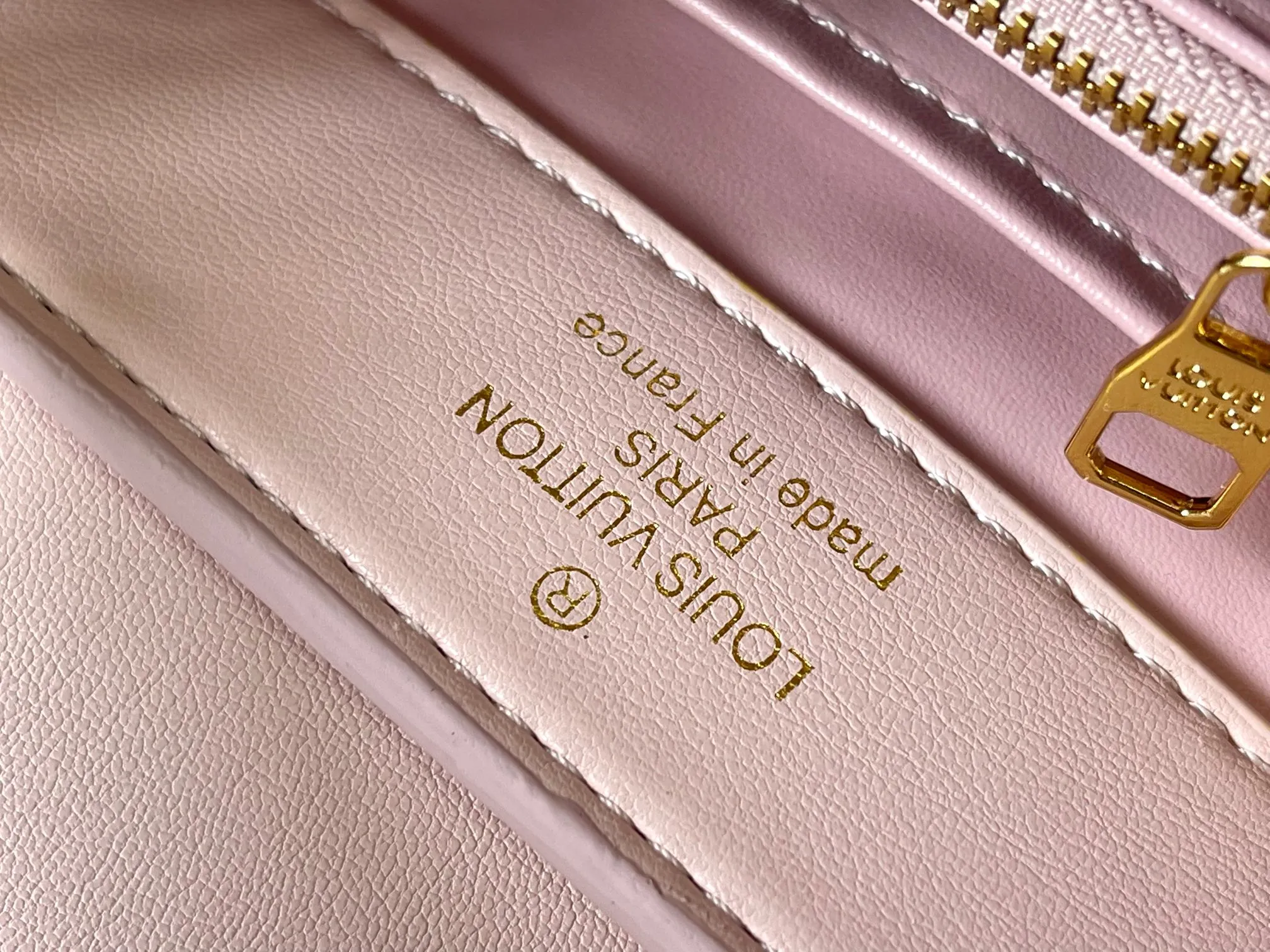 p420 [Guangzhou top quality original version] Capucines Mini Model: 13249 pink Material: plain graffiti Hardware upgrade Highlights: LV initials, unique edge ring, fine Monogram flowers on the flap. Size: 21×14×8cm
