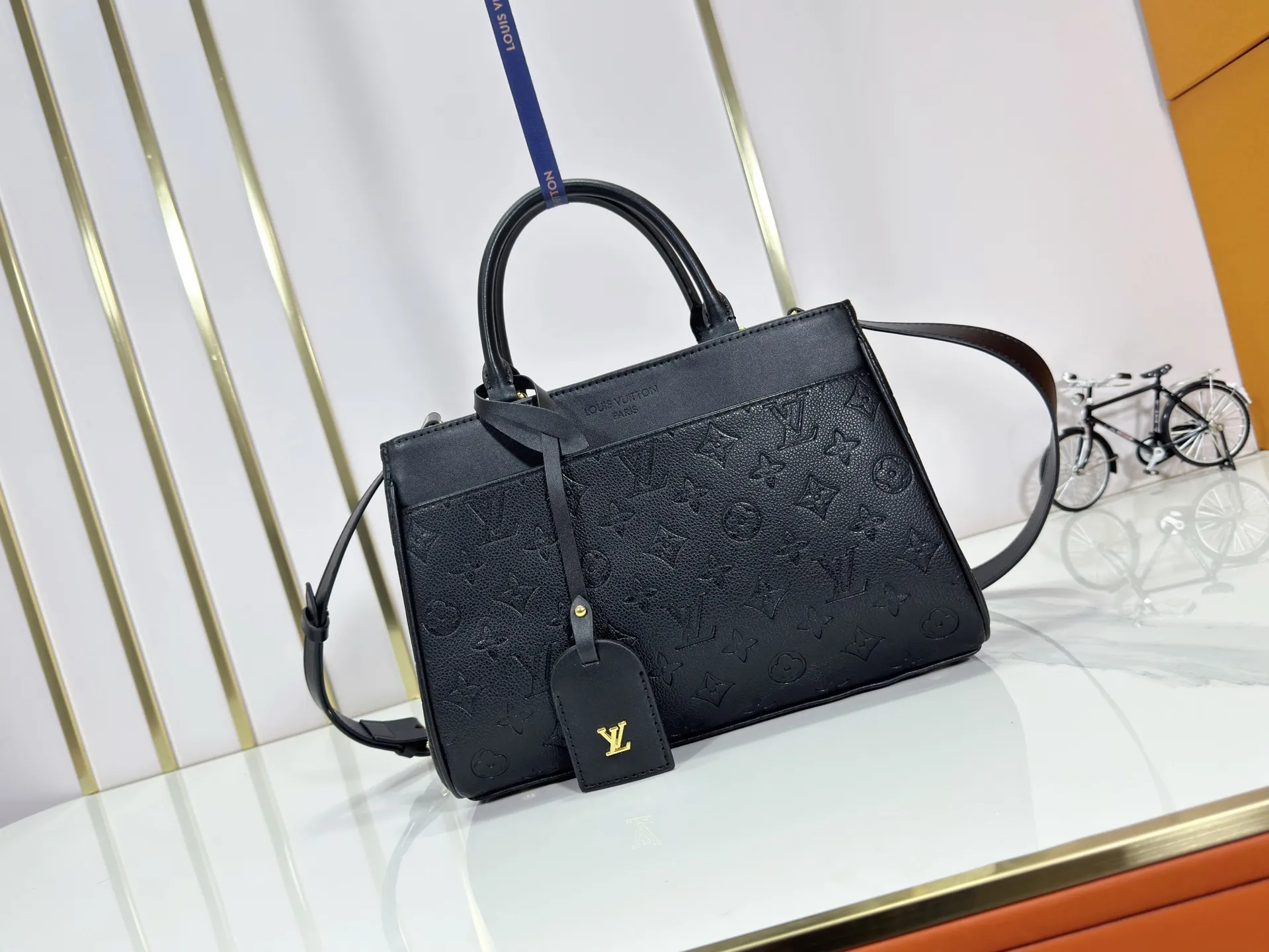 P260 upgraded original M25575 M25577 M15231 City Avenue PM (Avenue PM) combines functionality with elegant silhouette for a fashionable urban lifestyle. A piece that adds a touch of elegance to both everyday and evening looks. A modern tote bag inspired by the elegant streets of Paris. The signature Monogram prefixed leather material is decorated with name patterns and gold hardware design. Fold the handle inside to create a cross-shaped messenger bag. Dimensions: 30 x 19.5 x 12 cm (length x height x width)