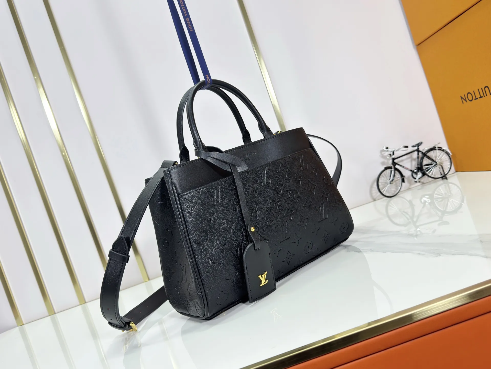 P260 upgraded original M25575 M25577 M15231 City Avenue PM (Avenue PM) combines functionality with elegant silhouette for a fashionable urban lifestyle. A piece that adds a touch of elegance to both everyday and evening looks. A modern tote bag inspired by the elegant streets of Paris. The signature Monogram prefixed leather material is decorated with name patterns and gold hardware design. Fold the handle inside to create a cross-shaped messenger bag. Dimensions: 30 x 19.5 x 12 cm (length x height x width)
