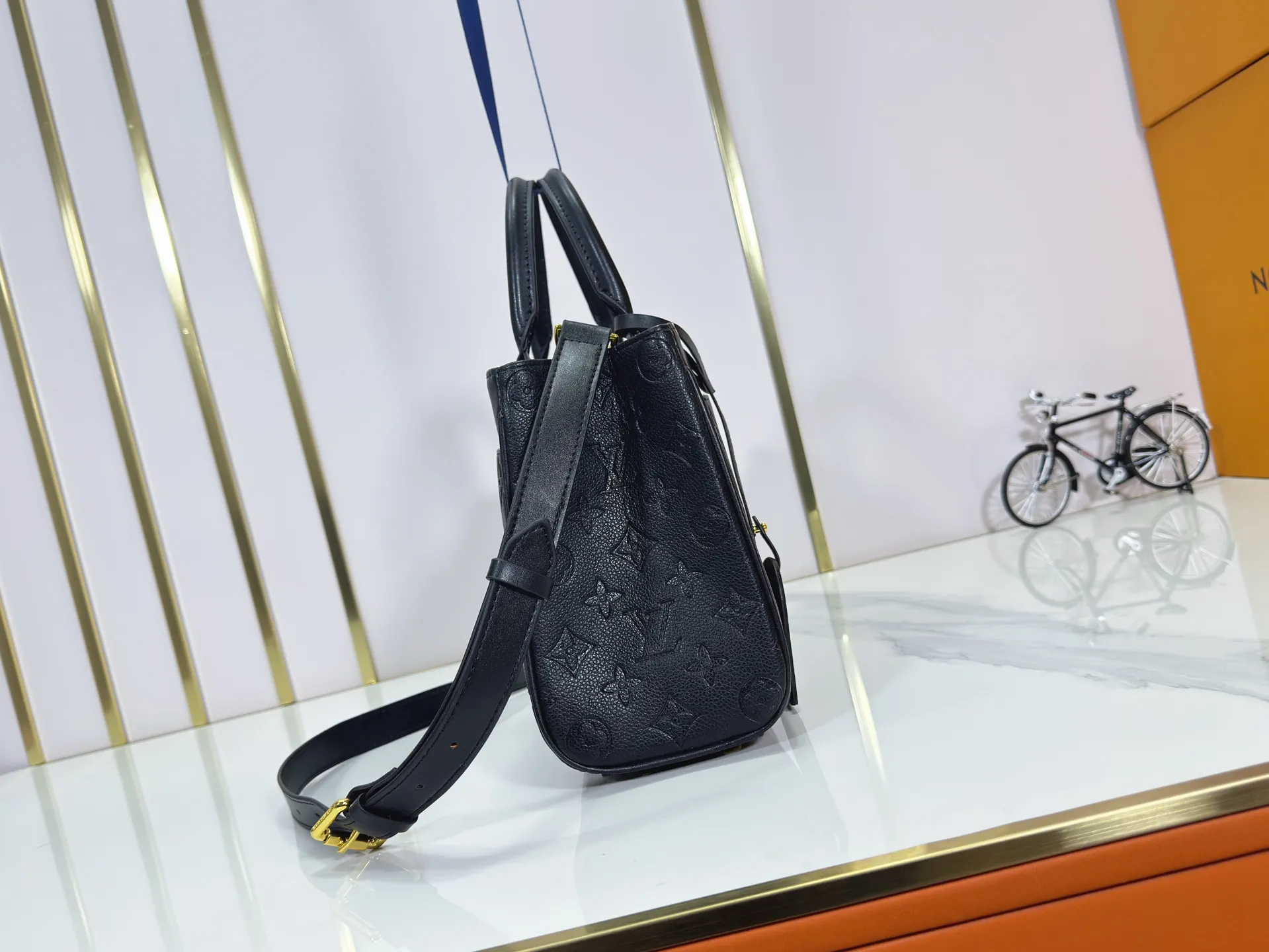 P260 upgraded original M25575 M25577 M15231 City Avenue PM (Avenue PM) combines functionality with elegant silhouette for a fashionable urban lifestyle. A piece that adds a touch of elegance to both everyday and evening looks. A modern tote bag inspired by the elegant streets of Paris. The signature Monogram prefixed leather material is decorated with name patterns and gold hardware design. Fold the handle inside to create a cross-shaped messenger bag. Dimensions: 30 x 19.5 x 12 cm (length x height x width)