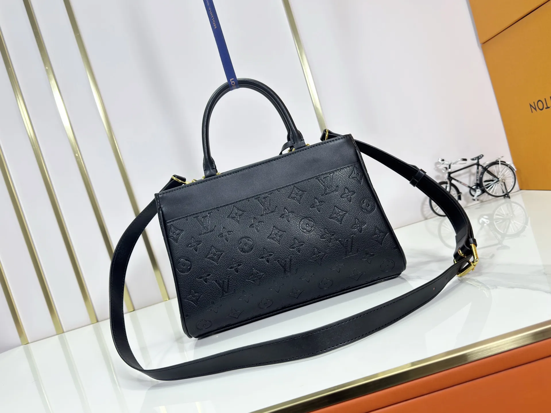 P260 upgraded original M25575 M25577 M15231 City Avenue PM (Avenue PM) combines functionality with elegant silhouette for a fashionable urban lifestyle. A piece that adds a touch of elegance to both everyday and evening looks. A modern tote bag inspired by the elegant streets of Paris. The signature Monogram prefixed leather material is decorated with name patterns and gold hardware design. Fold the handle inside to create a cross-shaped messenger bag. Dimensions: 30 x 19.5 x 12 cm (length x height x width)