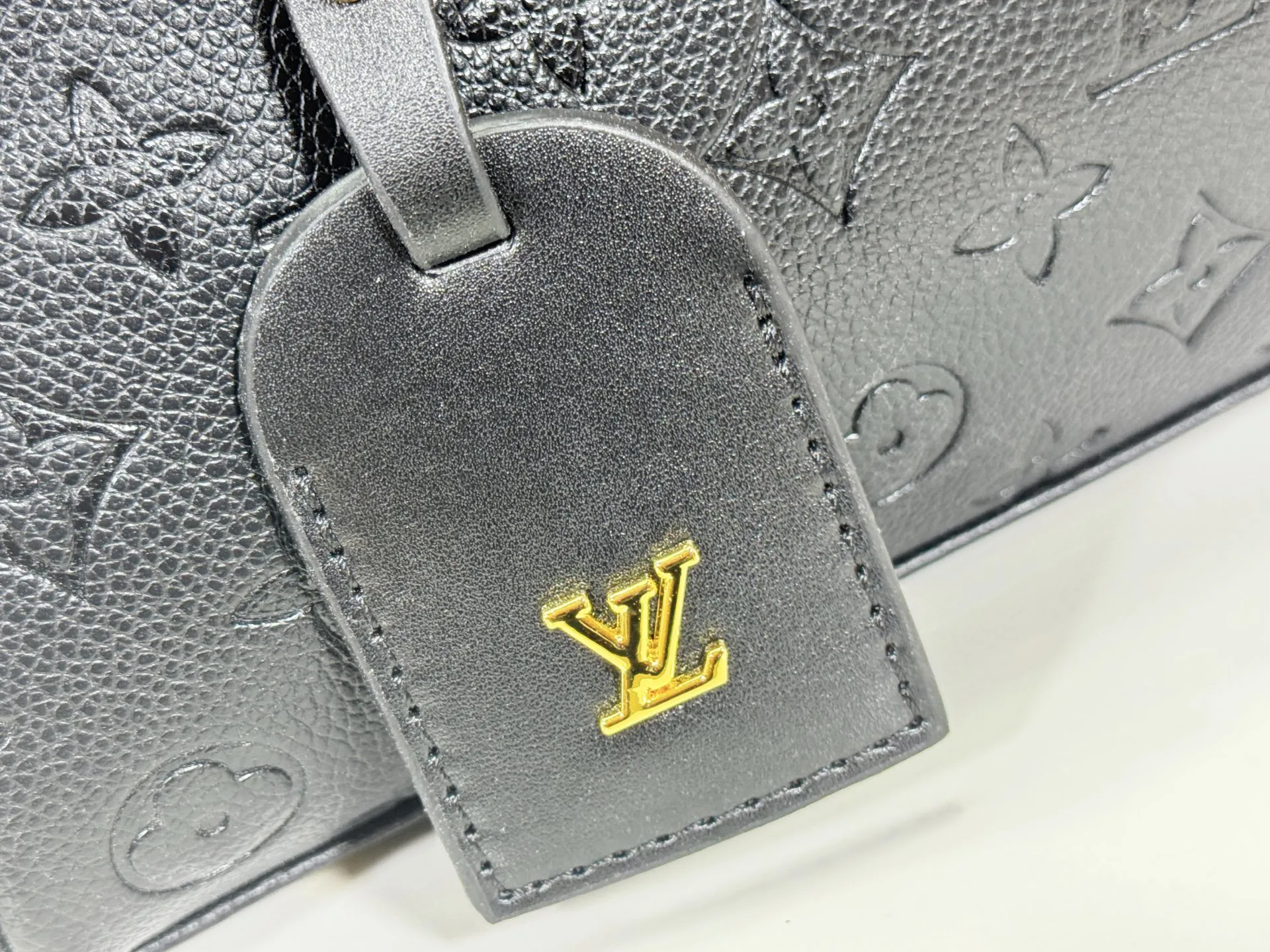 P260 upgraded original M25575 M25577 M15231 City Avenue PM (Avenue PM) combines functionality with elegant silhouette for a fashionable urban lifestyle. A piece that adds a touch of elegance to both everyday and evening looks. A modern tote bag inspired by the elegant streets of Paris. The signature Monogram prefixed leather material is decorated with name patterns and gold hardware design. Fold the handle inside to create a cross-shaped messenger bag. Dimensions: 30 x 19.5 x 12 cm (length x height x width)