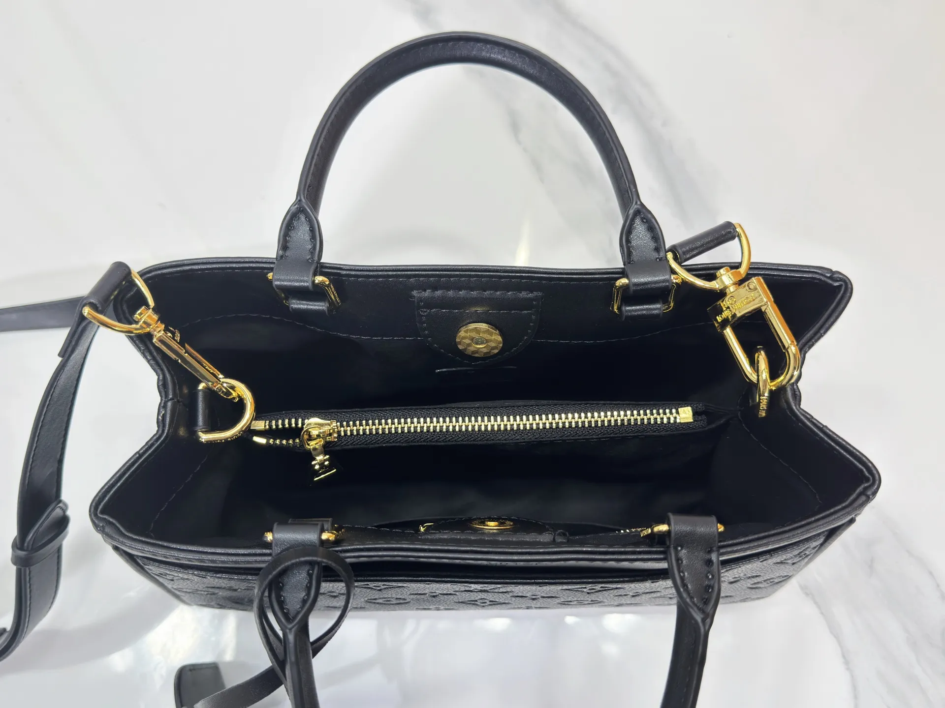 P260 upgraded original M25575 M25577 M15231 City Avenue PM (Avenue PM) combines functionality with elegant silhouette for a fashionable urban lifestyle. A piece that adds a touch of elegance to both everyday and evening looks. A modern tote bag inspired by the elegant streets of Paris. The signature Monogram prefixed leather material is decorated with name patterns and gold hardware design. Fold the handle inside to create a cross-shaped messenger bag. Dimensions: 30 x 19.5 x 12 cm (length x height x width)