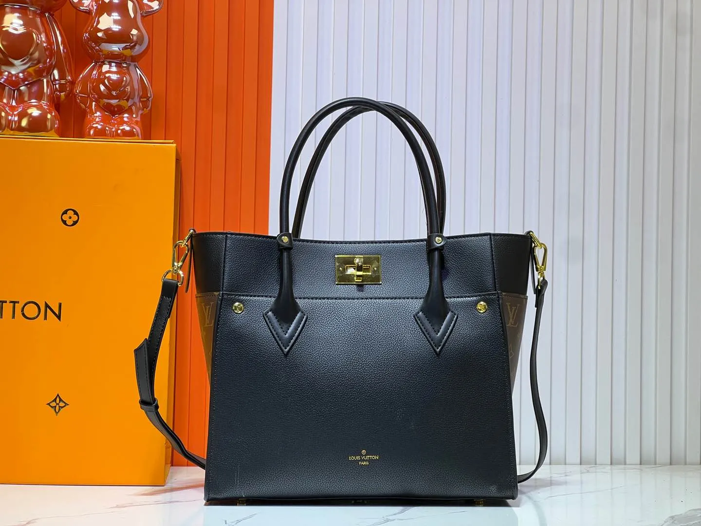 Batch 340💰Upgraded original version [M53826 black embroidery M53825 apricot embroidery M53824 MM53823 presbyopia with black]🔥On My Side handbag shows the elegant fusion of calfskin and classic Monogram canvas. Contrasting canvas shapes the large outer pocket, creating a trompe l'oeil effect as if two handbags merge into one. Plenty of space can easily accommodate office needs, and the adjustable shoulder strap allows for a cross-body style. Dimensions: 30.5 x 24.5 x 14 cm (Length x Height x Width) - Calfskin and Monogram coated canvas - Cowhide leather trim - Microfiber lining - 2 top handles for hand or elbow carry - Adjustable shoulder strap for shoulder or cross-body wear - Lock closure - 2 outer pockets with magnetic closure - Zip pocket - 1 patch pocket