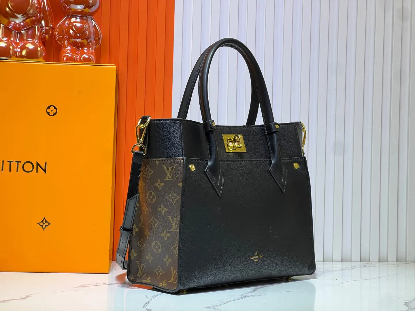 Batch 340💰Upgraded original version [M53826 black embroidery M53825 apricot embroidery M53824 MM53823 presbyopia with black]🔥On My Side handbag shows the elegant fusion of calfskin and classic Monogram canvas. Contrasting canvas shapes the large outer pocket, creating a trompe l'oeil effect as if two handbags merge into one. Plenty of space can easily accommodate office needs, and the adjustable shoulder strap allows for a cross-body style. Dimensions: 30.5 x 24.5 x 14 cm (Length x Height x Width) - Calfskin and Monogram coated canvas - Cowhide leather trim - Microfiber lining - 2 top handles for hand or elbow carry - Adjustable shoulder strap for shoulder or cross-body wear - Lock closure - 2 outer pockets with magnetic closure - Zip pocket - 1 patch pocket