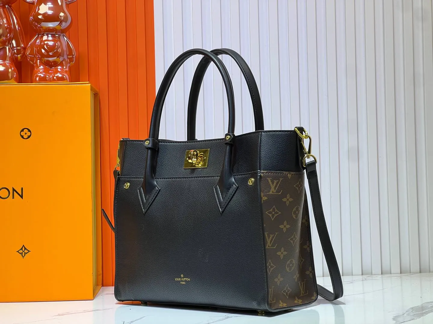 Batch 340💰Upgraded original version [M53826 black embroidery M53825 apricot embroidery M53824 MM53823 presbyopia with black]🔥On My Side handbag shows the elegant fusion of calfskin and classic Monogram canvas. Contrasting canvas shapes the large outer pocket, creating a trompe l'oeil effect as if two handbags merge into one. Plenty of space can easily accommodate office needs, and the adjustable shoulder strap allows for a cross-body style. Dimensions: 30.5 x 24.5 x 14 cm (Length x Height x Width) - Calfskin and Monogram coated canvas - Cowhide leather trim - Microfiber lining - 2 top handles for hand or elbow carry - Adjustable shoulder strap for shoulder or cross-body wear - Lock closure - 2 outer pockets with magnetic closure - Zip pocket - 1 patch pocket