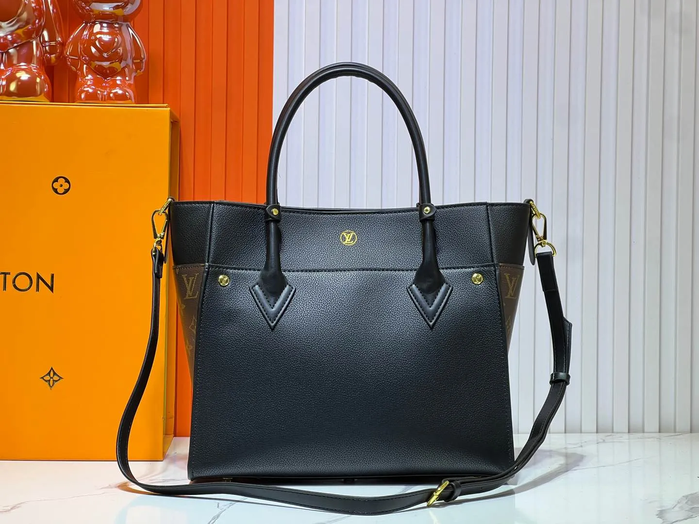 Batch 340💰Upgraded original version [M53826 black embroidery M53825 apricot embroidery M53824 MM53823 presbyopia with black]🔥On My Side handbag shows the elegant fusion of calfskin and classic Monogram canvas. Contrasting canvas shapes the large outer pocket, creating a trompe l'oeil effect as if two handbags merge into one. Plenty of space can easily accommodate office needs, and the adjustable shoulder strap allows for a cross-body style. Dimensions: 30.5 x 24.5 x 14 cm (Length x Height x Width) - Calfskin and Monogram coated canvas - Cowhide leather trim - Microfiber lining - 2 top handles for hand or elbow carry - Adjustable shoulder strap for shoulder or cross-body wear - Lock closure - 2 outer pockets with magnetic closure - Zip pocket - 1 patch pocket