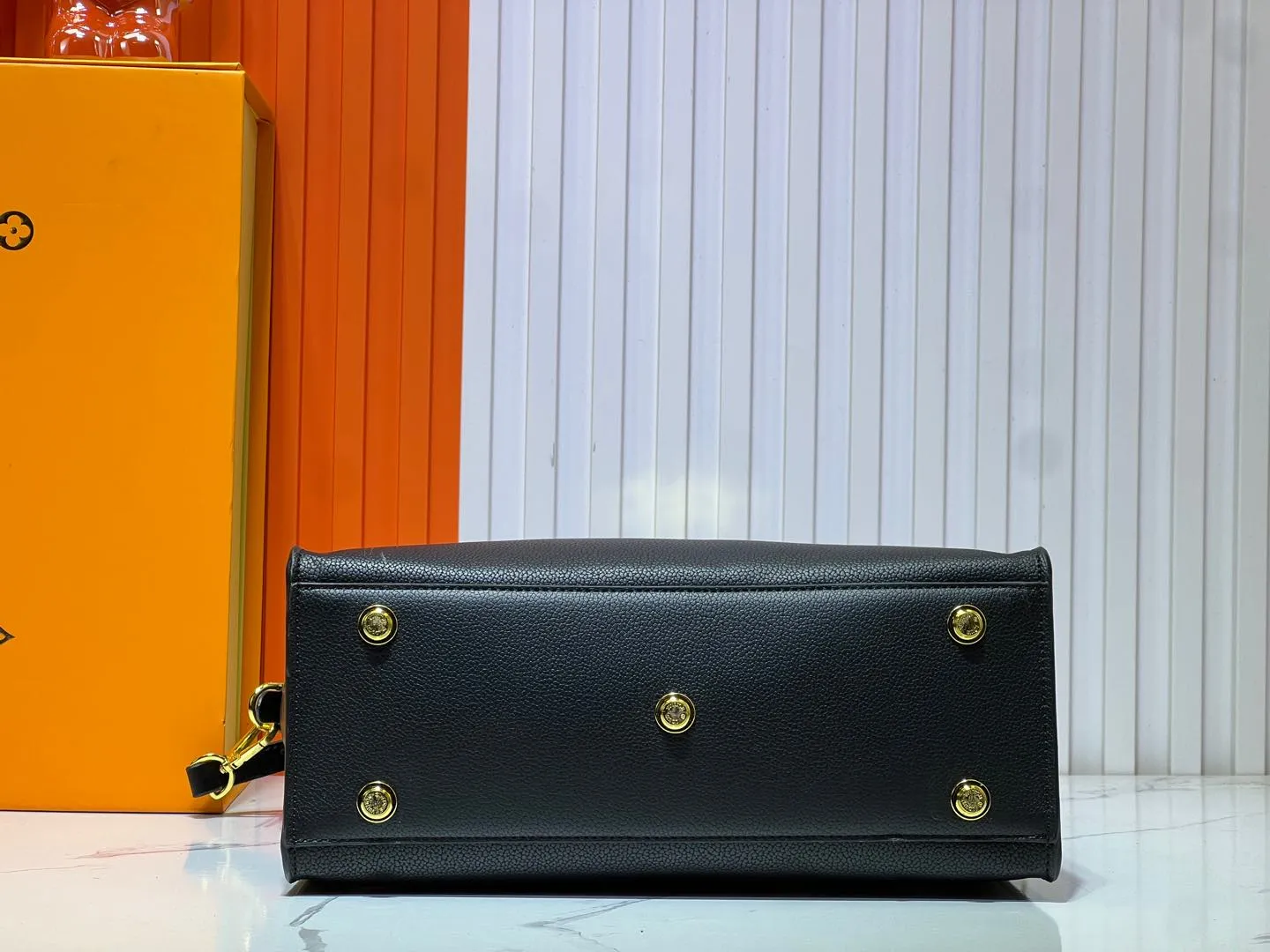 Batch 340💰Upgraded original version [M53826 black embroidery M53825 apricot embroidery M53824 MM53823 presbyopia with black]🔥On My Side handbag shows the elegant fusion of calfskin and classic Monogram canvas. Contrasting canvas shapes the large outer pocket, creating a trompe l'oeil effect as if two handbags merge into one. Plenty of space can easily accommodate office needs, and the adjustable shoulder strap allows for a cross-body style. Dimensions: 30.5 x 24.5 x 14 cm (Length x Height x Width) - Calfskin and Monogram coated canvas - Cowhide leather trim - Microfiber lining - 2 top handles for hand or elbow carry - Adjustable shoulder strap for shoulder or cross-body wear - Lock closure - 2 outer pockets with magnetic closure - Zip pocket - 1 patch pocket