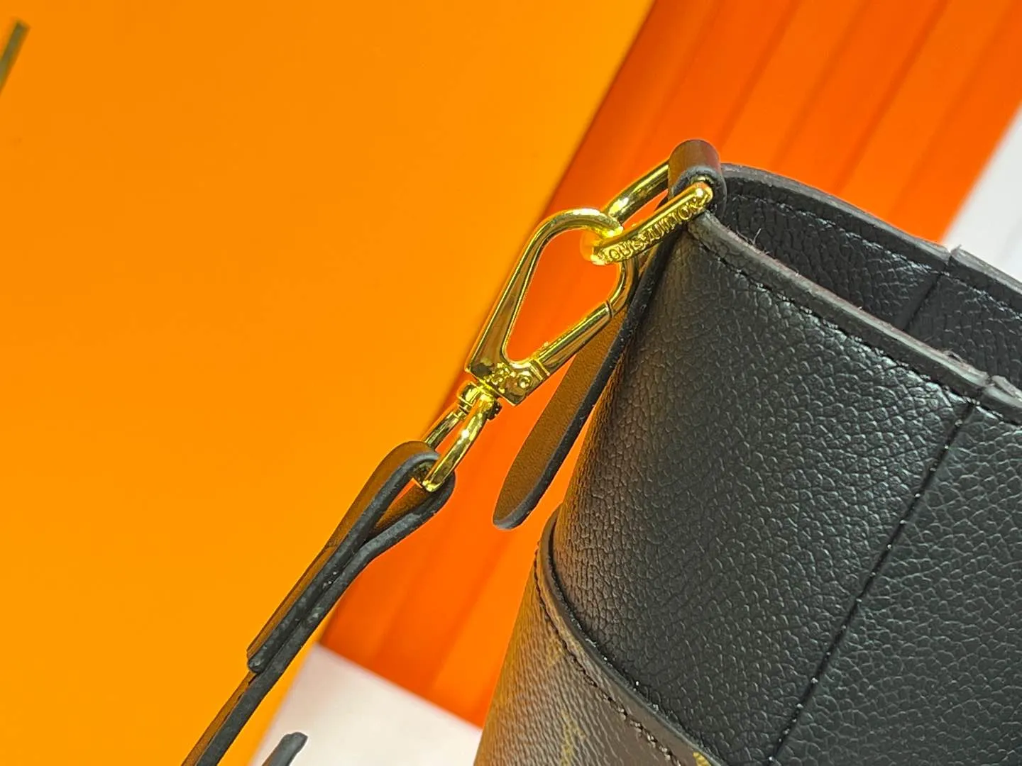Batch 340💰Upgraded original version [M53826 black embroidery M53825 apricot embroidery M53824 MM53823 presbyopia with black]🔥On My Side handbag shows the elegant fusion of calfskin and classic Monogram canvas. Contrasting canvas shapes the large outer pocket, creating a trompe l'oeil effect as if two handbags merge into one. Plenty of space can easily accommodate office needs, and the adjustable shoulder strap allows for a cross-body style. Dimensions: 30.5 x 24.5 x 14 cm (Length x Height x Width) - Calfskin and Monogram coated canvas - Cowhide leather trim - Microfiber lining - 2 top handles for hand or elbow carry - Adjustable shoulder strap for shoulder or cross-body wear - Lock closure - 2 outer pockets with magnetic closure - Zip pocket - 1 patch pocket