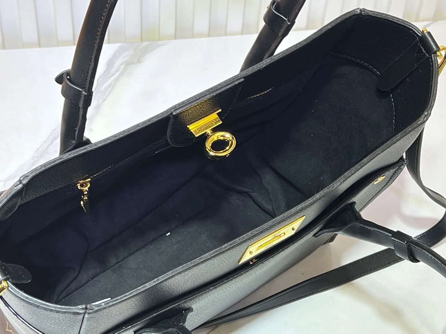 Batch 340💰Upgraded original version [M53826 black embroidery M53825 apricot embroidery M53824 MM53823 presbyopia with black]🔥On My Side handbag shows the elegant fusion of calfskin and classic Monogram canvas. Contrasting canvas shapes the large outer pocket, creating a trompe l'oeil effect as if two handbags merge into one. Plenty of space can easily accommodate office needs, and the adjustable shoulder strap allows for a cross-body style. Dimensions: 30.5 x 24.5 x 14 cm (Length x Height x Width) - Calfskin and Monogram coated canvas - Cowhide leather trim - Microfiber lining - 2 top handles for hand or elbow carry - Adjustable shoulder strap for shoulder or cross-body wear - Lock closure - 2 outer pockets with magnetic closure - Zip pocket - 1 patch pocket