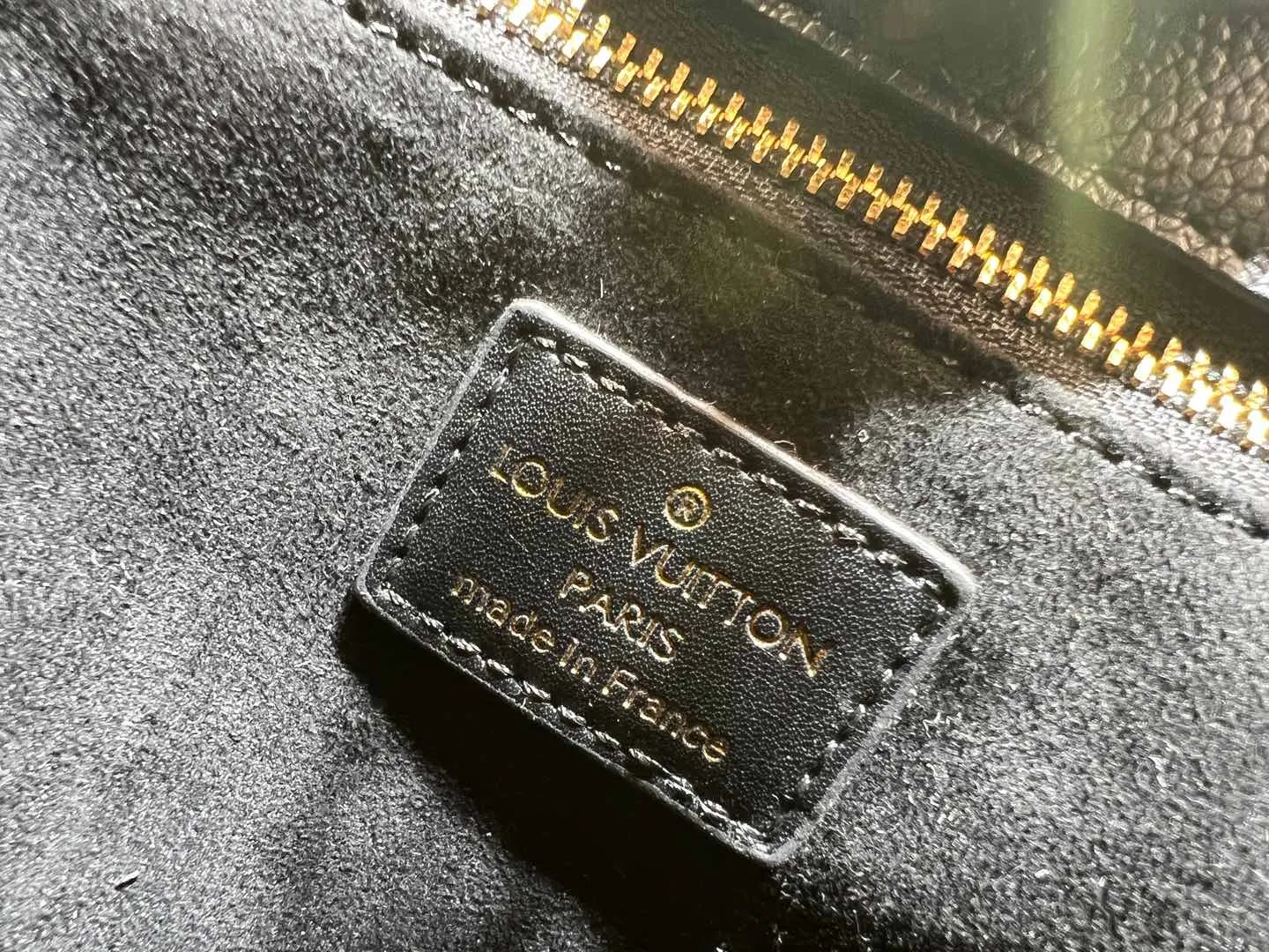 Batch 340💰Upgraded original version [M53826 black embroidery M53825 apricot embroidery M53824 MM53823 presbyopia with black]🔥On My Side handbag shows the elegant fusion of calfskin and classic Monogram canvas. Contrasting canvas shapes the large outer pocket, creating a trompe l'oeil effect as if two handbags merge into one. Plenty of space can easily accommodate office needs, and the adjustable shoulder strap allows for a cross-body style. Dimensions: 30.5 x 24.5 x 14 cm (Length x Height x Width) - Calfskin and Monogram coated canvas - Cowhide leather trim - Microfiber lining - 2 top handles for hand or elbow carry - Adjustable shoulder strap for shoulder or cross-body wear - Lock closure - 2 outer pockets with magnetic closure - Zip pocket - 1 patch pocket