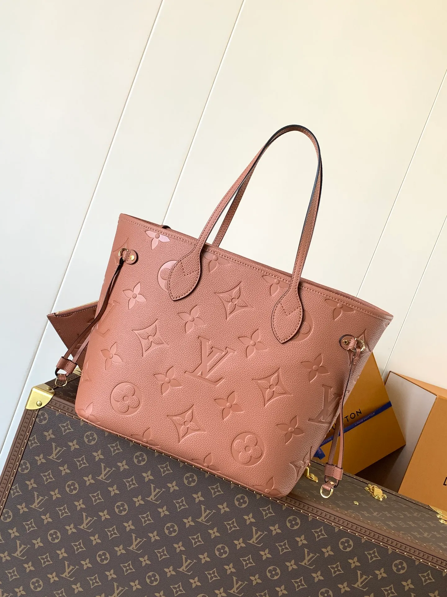 💰1180 (top layer leather) top original order M47143 blue M46482 haze blue M46599 maroon M45685 black M45684 beige M45686 gray M46516 vanilla M46514 blue gradient M46329 nude pink M45686 apricot print M46135 brown Neverfull medium shopping bag! Redesigned interior pockets feature fresh fabric linings and vintage details inspired by the archives, most notably the detachable zippered clutch, which can be used on its own as a sophisticated clutch or as an additional pocket. 32x29x17cm