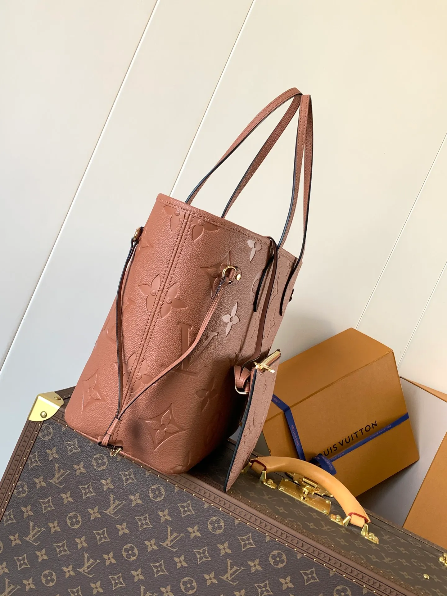 💰1180 (top layer leather) top original order M47143 blue M46482 haze blue M46599 maroon M45685 black M45684 beige M45686 gray M46516 vanilla M46514 blue gradient M46329 nude pink M45686 apricot print M46135 brown Neverfull medium shopping bag! Redesigned interior pockets feature fresh fabric linings and vintage details inspired by the archives, most notably the detachable zippered clutch, which can be used on its own as a sophisticated clutch or as an additional pocket. 32x29x17cm