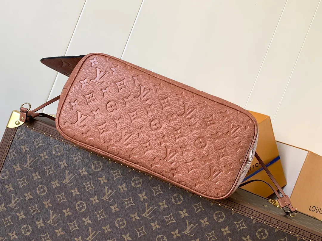💰1180 (top layer leather) top original order M47143 blue M46482 haze blue M46599 maroon M45685 black M45684 beige M45686 gray M46516 vanilla M46514 blue gradient M46329 nude pink M45686 apricot print M46135 brown Neverfull medium shopping bag! Redesigned interior pockets feature fresh fabric linings and vintage details inspired by the archives, most notably the detachable zippered clutch, which can be used on its own as a sophisticated clutch or as an additional pocket. 32x29x17cm