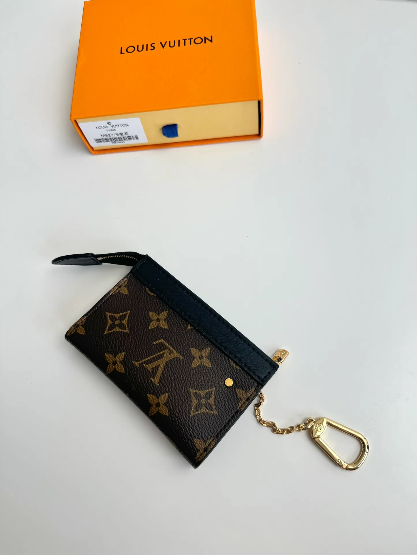 Factory price 300 🇫🇷Exclusive real shot of overseas original M82776 presbyopia! This Voyage key bag is made of Monogram Eclipse canvas with cowhide leather trim. It has a zipper closure to securely store coins, folded bills, cards and keys. The hook fastener secures easily to the D-ring inside the Louis Vuitton bag. Size: 12×7.5×3cm