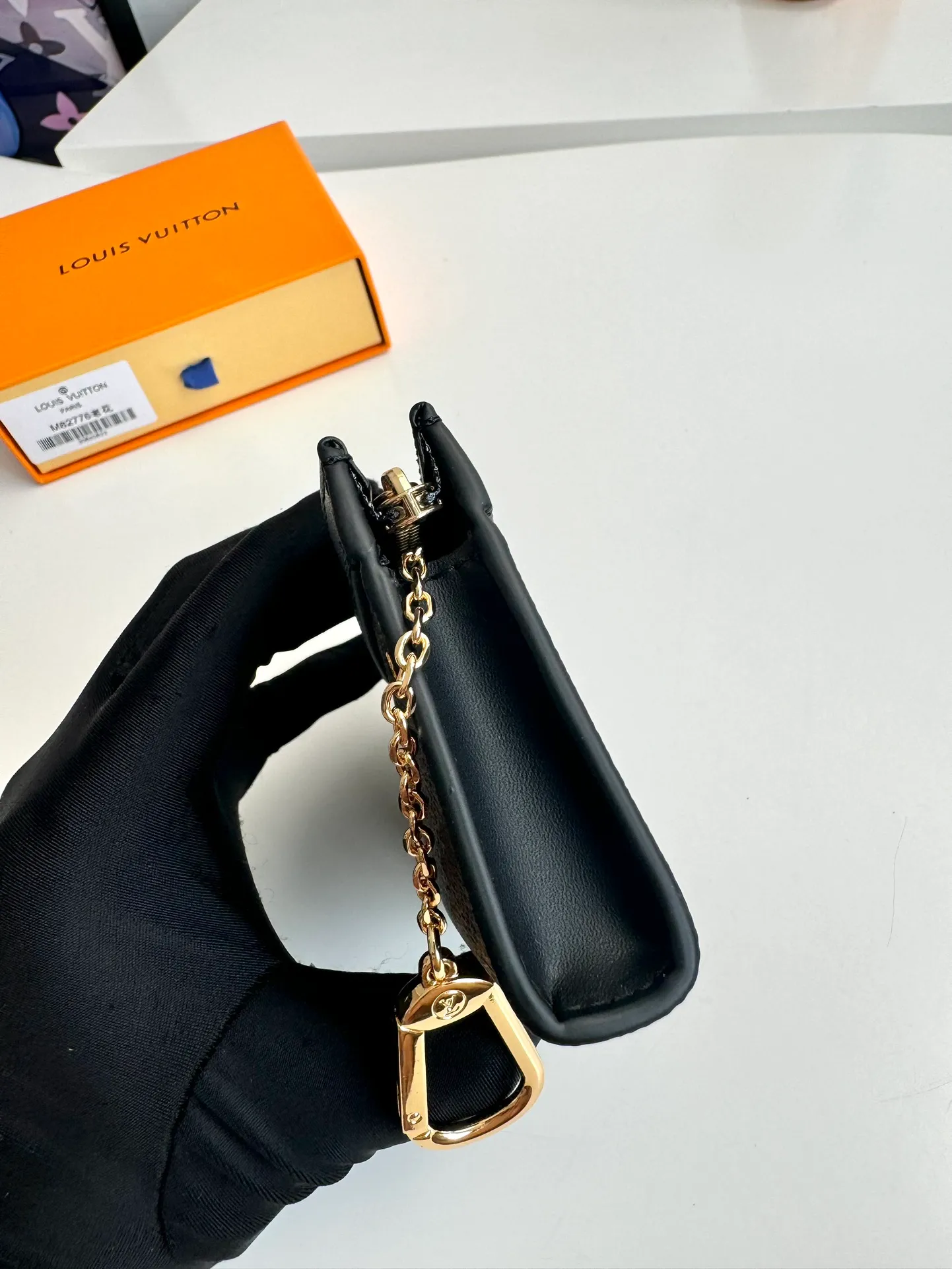 Factory price 300 🇫🇷Exclusive real shot of overseas original M82776 presbyopia! This Voyage key bag is made of Monogram Eclipse canvas with cowhide leather trim. It has a zipper closure to securely store coins, folded bills, cards and keys. The hook fastener secures easily to the D-ring inside the Louis Vuitton bag. Size: 12×7.5×3cm