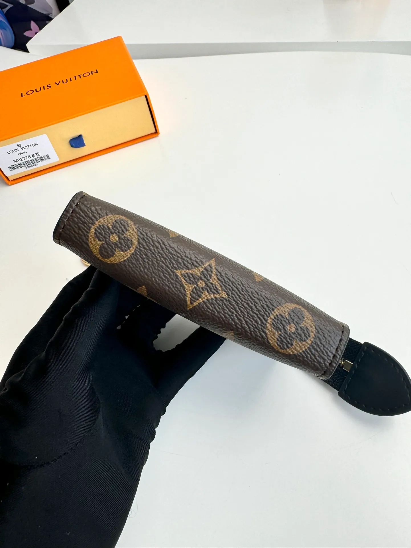 Factory price 300 🇫🇷Exclusive real shot of overseas original M82776 presbyopia! This Voyage key bag is made of Monogram Eclipse canvas with cowhide leather trim. It has a zipper closure to securely store coins, folded bills, cards and keys. The hook fastener secures easily to the D-ring inside the Louis Vuitton bag. Size: 12×7.5×3cm