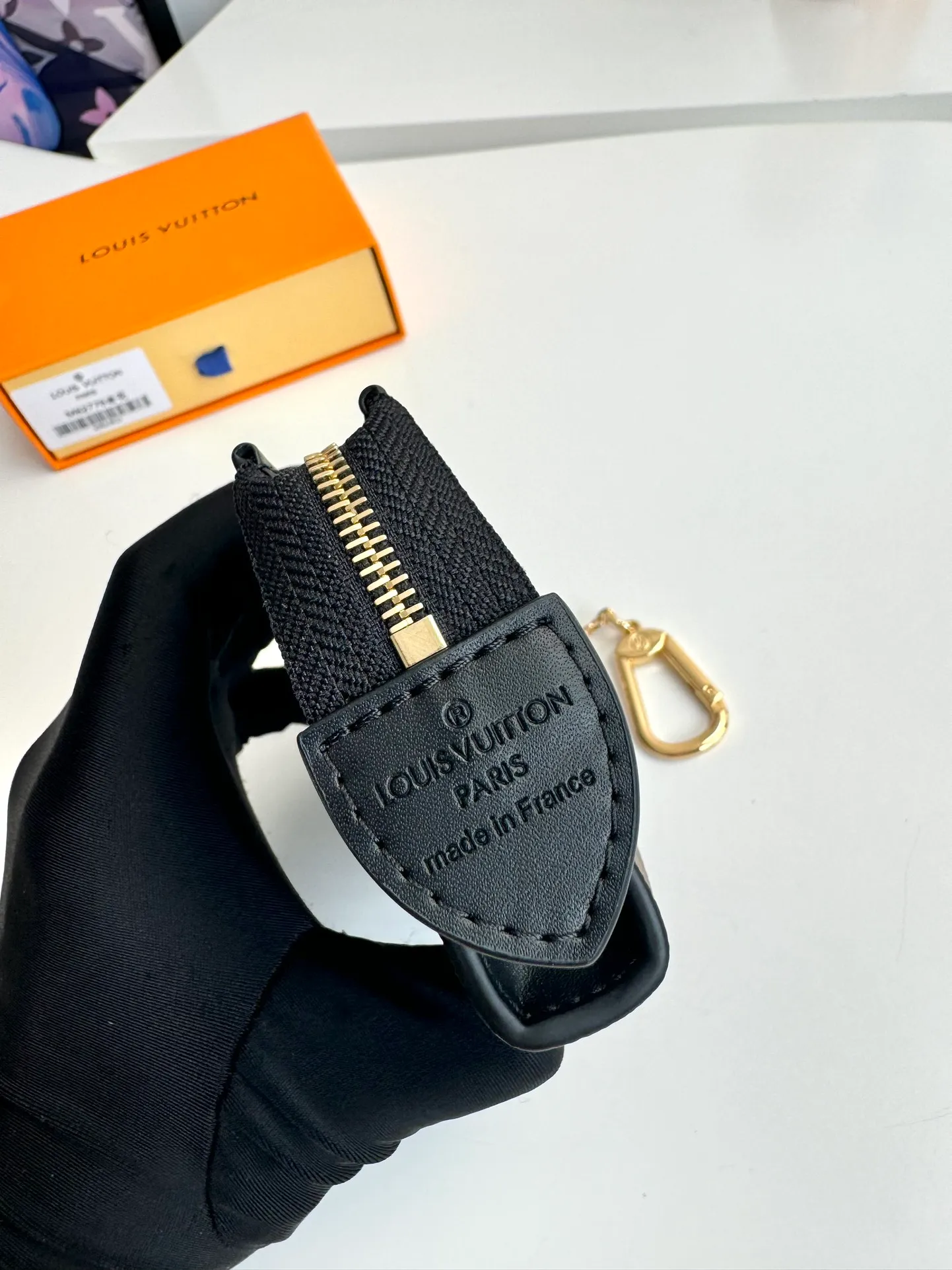 Factory price 300 🇫🇷Exclusive real shot of overseas original M82776 presbyopia! This Voyage key bag is made of Monogram Eclipse canvas with cowhide leather trim. It has a zipper closure to securely store coins, folded bills, cards and keys. The hook fastener secures easily to the D-ring inside the Louis Vuitton bag. Size: 12×7.5×3cm