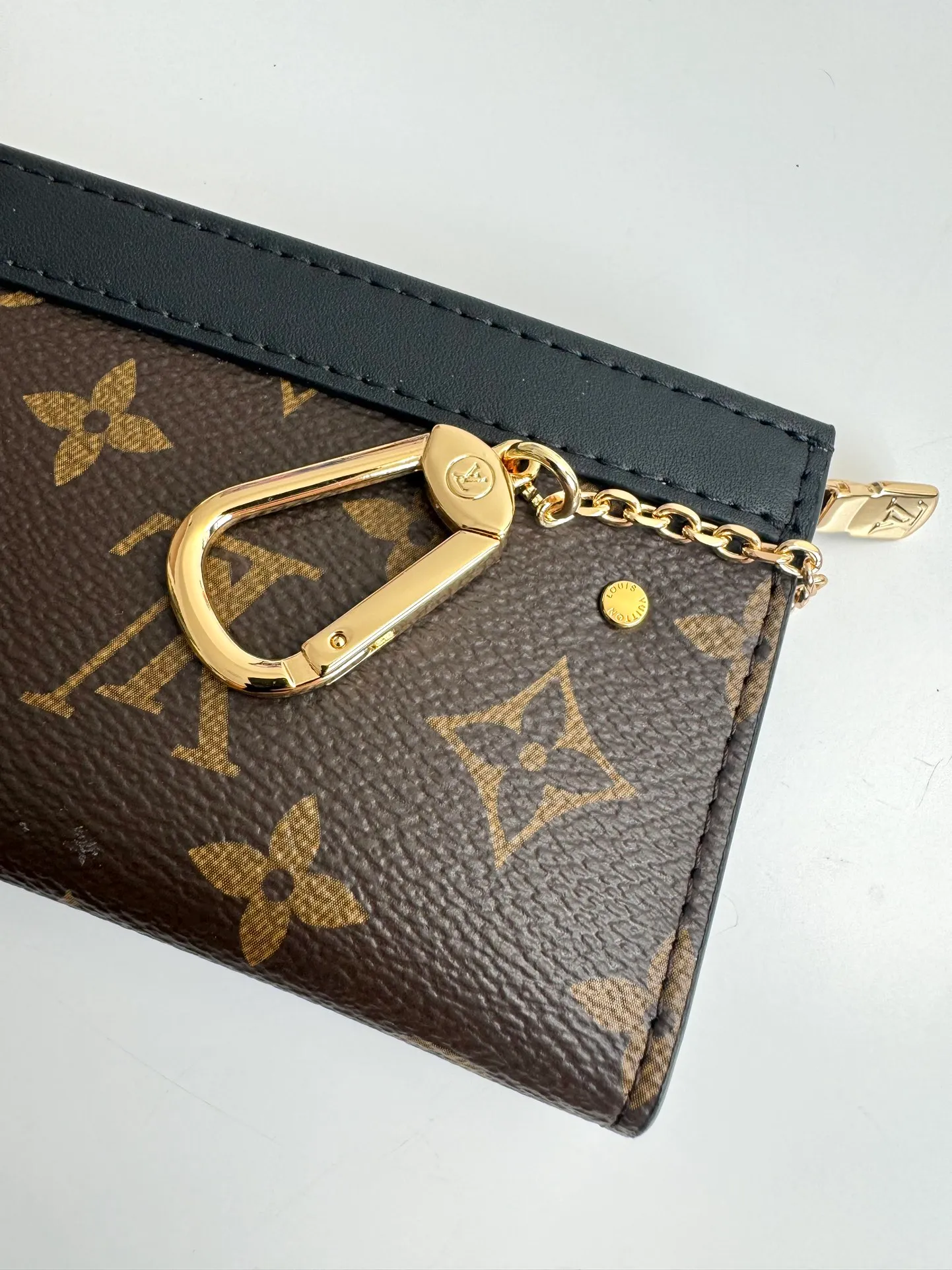 Factory price 300 🇫🇷Exclusive real shot of overseas original M82776 presbyopia! This Voyage key bag is made of Monogram Eclipse canvas with cowhide leather trim. It has a zipper closure to securely store coins, folded bills, cards and keys. The hook fastener secures easily to the D-ring inside the Louis Vuitton bag. Size: 12×7.5×3cm
