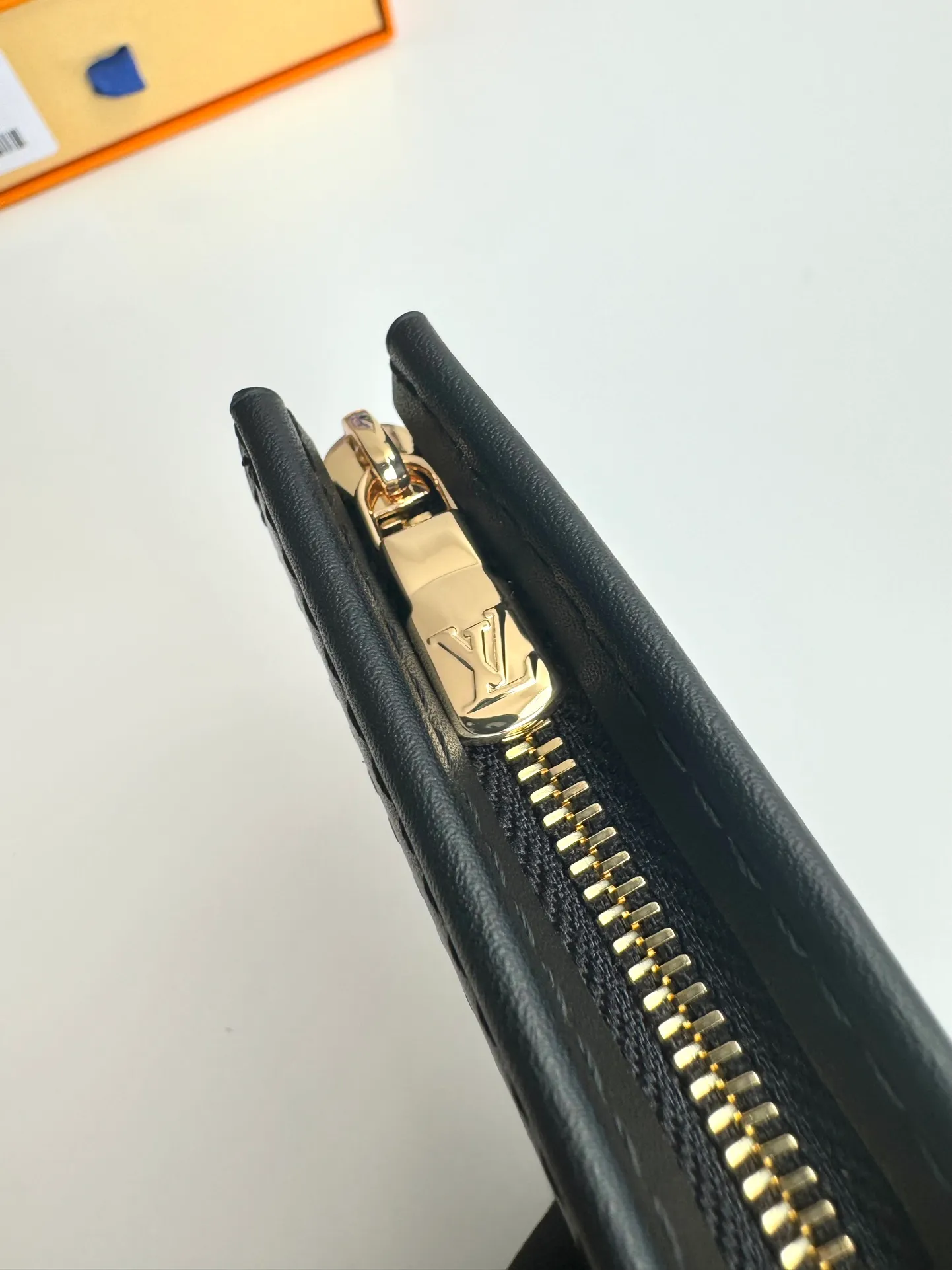 Factory price 300 🇫🇷Exclusive real shot of overseas original M82776 presbyopia! This Voyage key bag is made of Monogram Eclipse canvas with cowhide leather trim. It has a zipper closure to securely store coins, folded bills, cards and keys. The hook fastener secures easily to the D-ring inside the Louis Vuitton bag. Size: 12×7.5×3cm