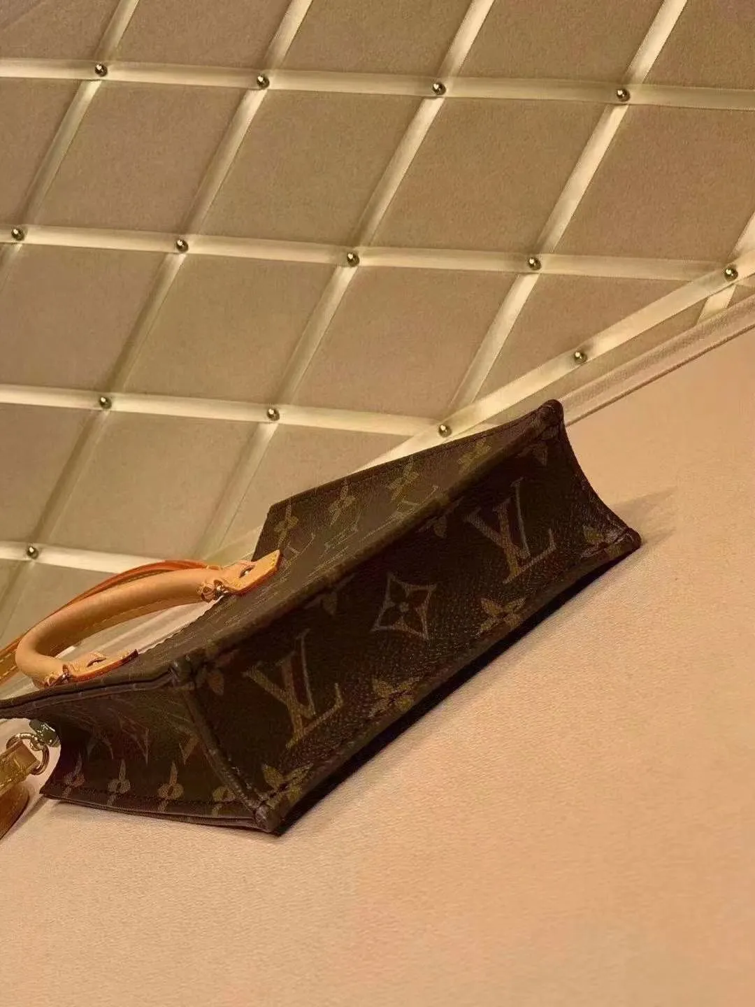 P190 exclusive real shot - PETIT SAC PLAT handbag M69442 69443 69843 The Petit Sac Plat handbag is a pocket-sized version of Louis Vuitton's iconic Sac Plat handbag made of Monogram canvas, with a top handle and a detachable leather shoulder strap. The lightweight structure hides ample space to accommodate mobile phones and other daily needs. Size: 14x17x5cm