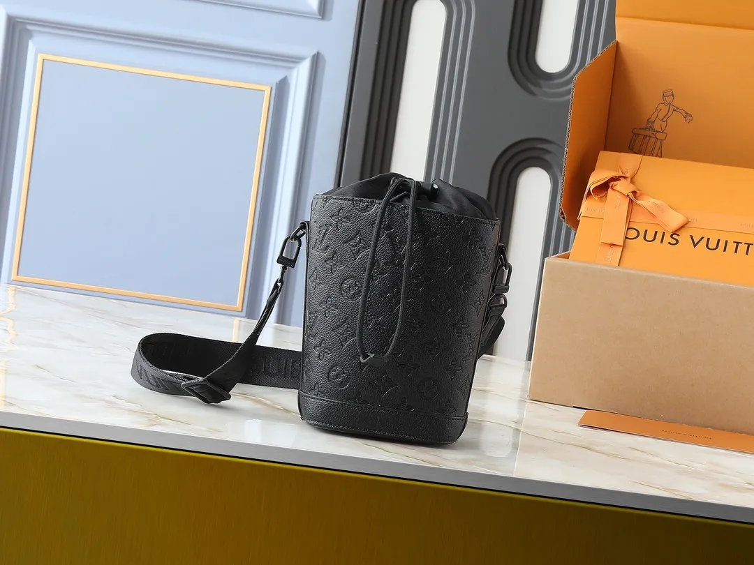 💰220💰Upgraded from the original M82248, Louis Vuitton traces its brand history and launches this Noé shoulder bag. The new cow leather has a more delicate grain texture and smooth texture, creating a flexible drawstring structure. Removable and adjustable fabric shoulder strap allows for multiple carrying options. Size:13×21×8.5cm