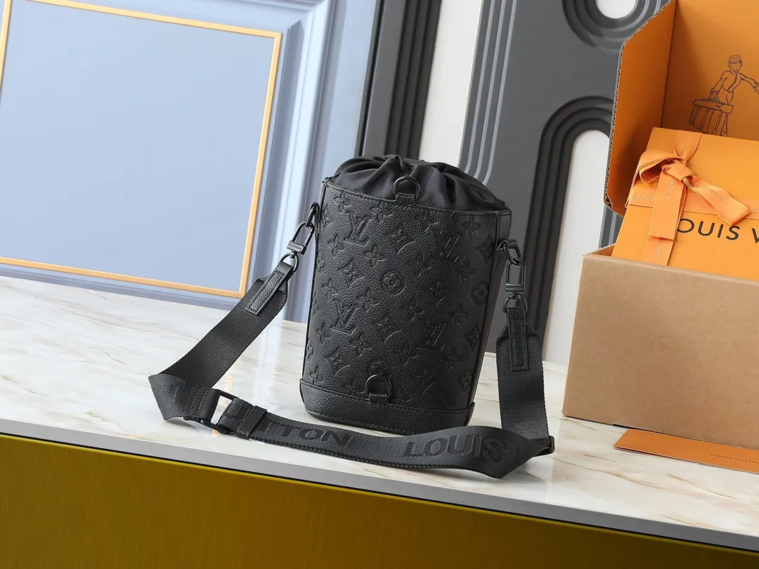 💰220💰Upgraded from the original M82248, Louis Vuitton traces its brand history and launches this Noé shoulder bag. The new cow leather has a more delicate grain texture and smooth texture, creating a flexible drawstring structure. Removable and adjustable fabric shoulder strap allows for multiple carrying options. Size:13×21×8.5cm
