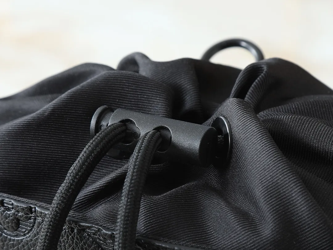 💰220💰Upgraded from the original M82248, Louis Vuitton traces its brand history and launches this Noé shoulder bag. The new cow leather has a more delicate grain texture and smooth texture, creating a flexible drawstring structure. Removable and adjustable fabric shoulder strap allows for multiple carrying options. Size:13×21×8.5cm