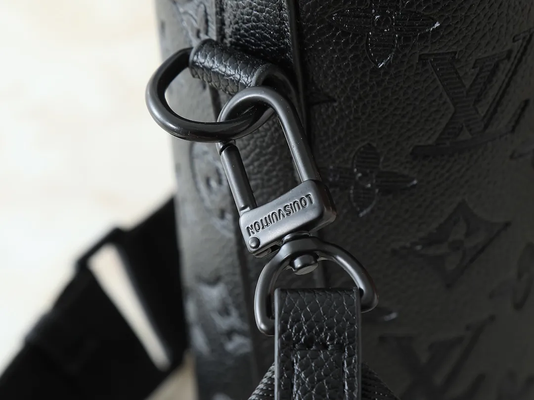 💰220💰Upgraded from the original M82248, Louis Vuitton traces its brand history and launches this Noé shoulder bag. The new cow leather has a more delicate grain texture and smooth texture, creating a flexible drawstring structure. Removable and adjustable fabric shoulder strap allows for multiple carrying options. Size:13×21×8.5cm