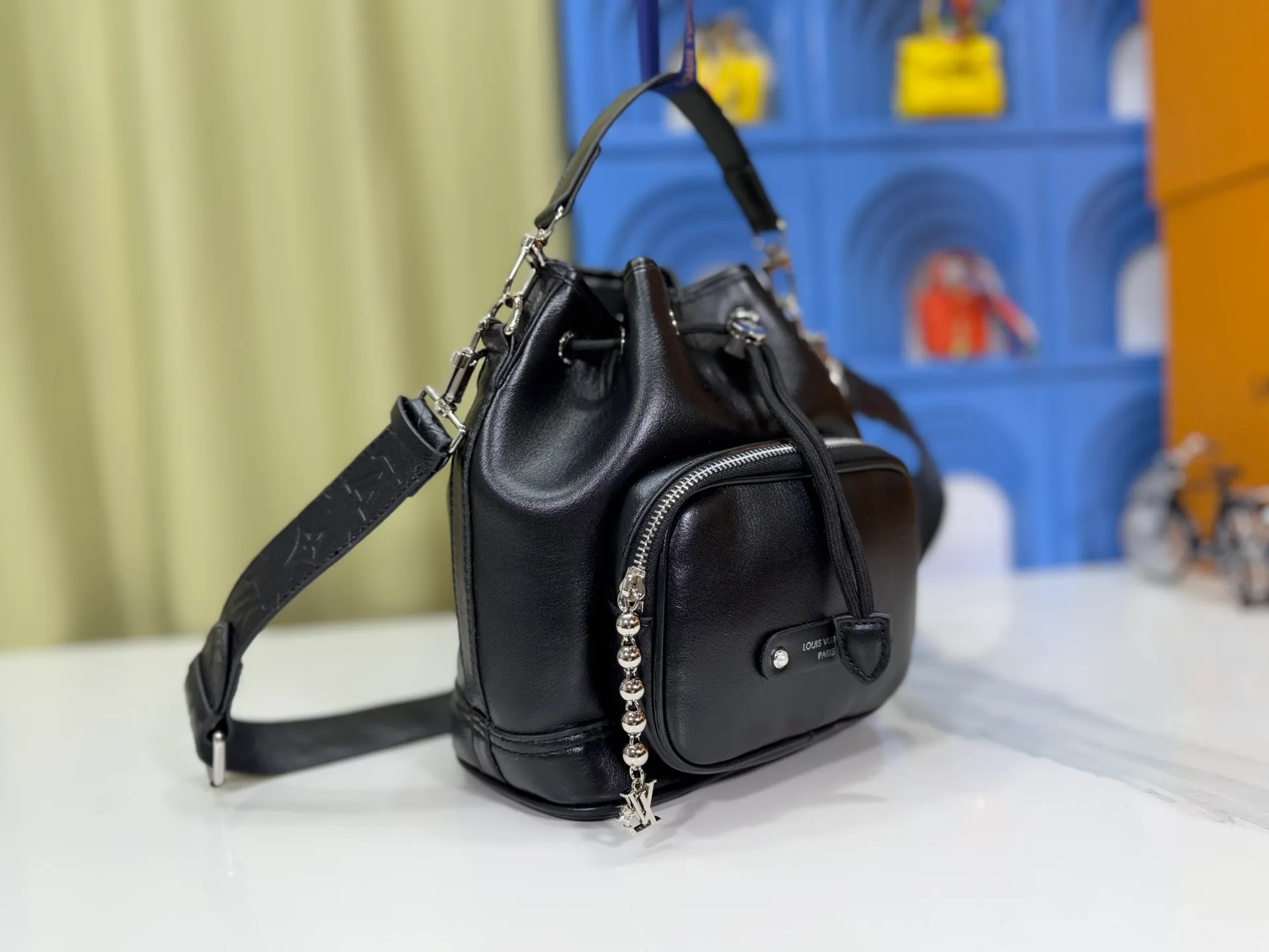 P280 Upgraded original version M13985 full leather black, official small size M14017 pure presbyopia Noe Cargo is a compact bucket bag, made of shiny cow leather, showing a nylon-like technological luster, and the lining is made of deep-toned fabric. Metal parts, including the LV letters attached to a ball chain, are the only color-coordinated elements on this monochromatic bag. Roomy front pocket inside. ·Cow leather trim fabric lined with hardware Drawstring and metal closure main compartment LV pendant zip puller ·Pearl rivets Louis Vuitton Paris patch ·Zip front pocket Shoulder strap: Removable, adjustable strap Half length: 40.0 cm Dimensions: 24✘22✘16cm (H✘L✘W)