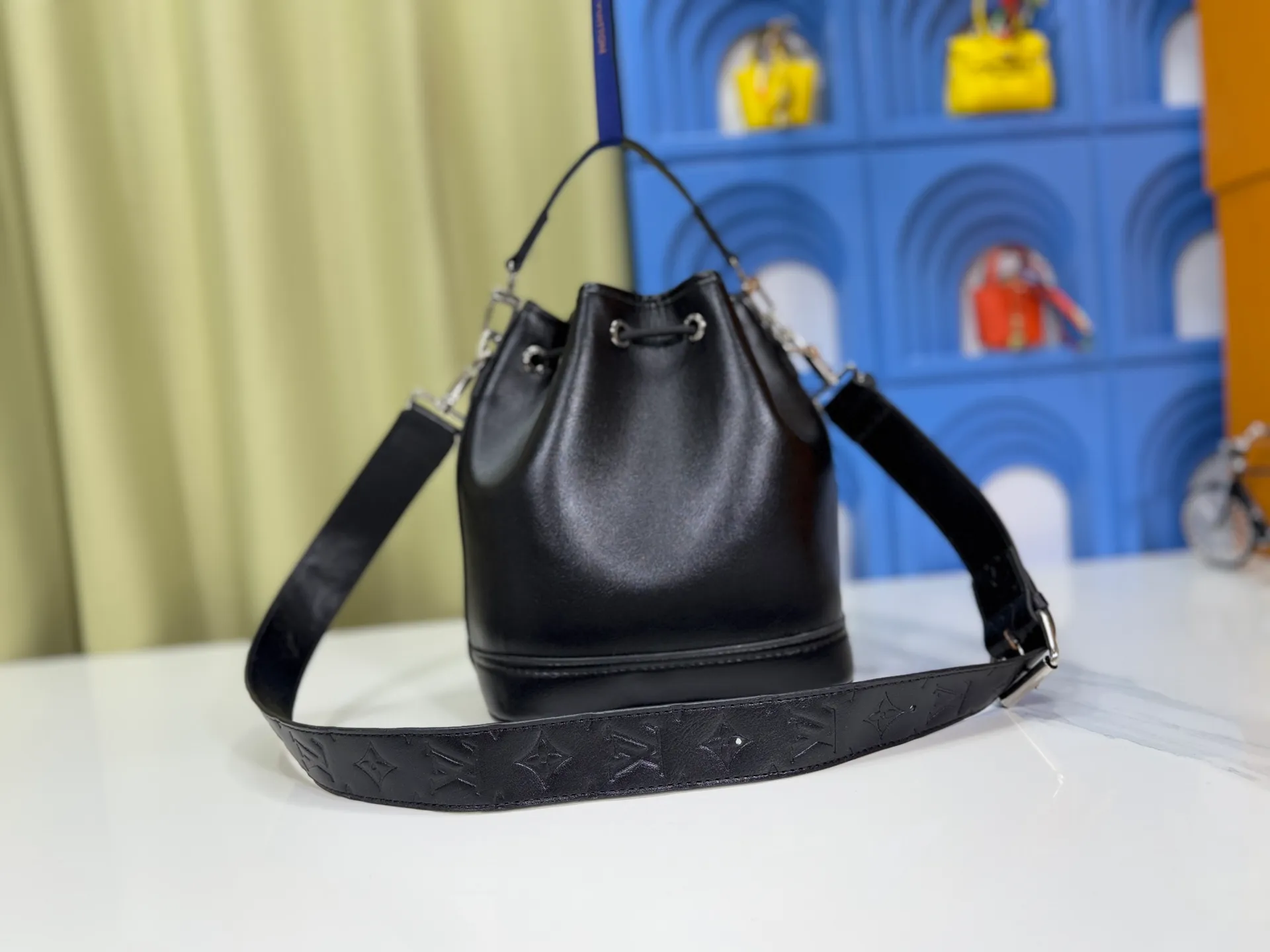 P280 Upgraded original version M13985 full leather black, official small size M14017 pure presbyopia Noe Cargo is a compact bucket bag, made of shiny cow leather, showing a nylon-like technological luster, and the lining is made of deep-toned fabric. Metal parts, including the LV letters attached to a ball chain, are the only color-coordinated elements on this monochromatic bag. Roomy front pocket inside. ·Cow leather trim fabric lined with hardware Drawstring and metal closure main compartment LV pendant zip puller ·Pearl rivets Louis Vuitton Paris patch ·Zip front pocket Shoulder strap: Removable, adjustable strap Half length: 40.0 cm Dimensions: 24✘22✘16cm (H✘L✘W)