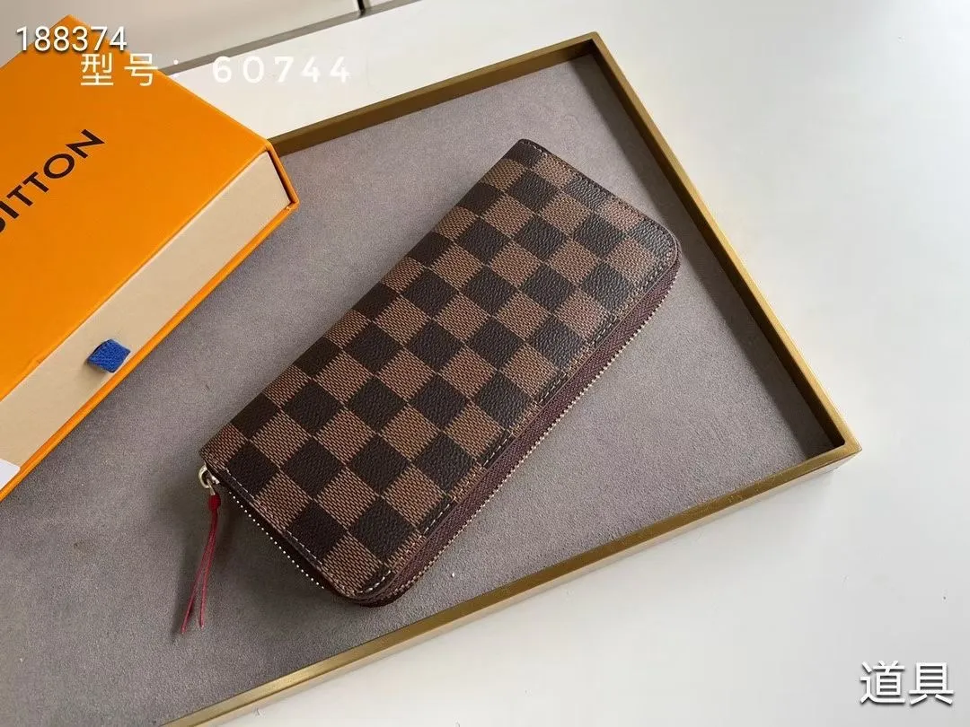 P100💰💎The original LV Clemence wallet is small and compact but has ample capacity. It is made of exquisite and durable Monogram canvas material. Bright color lining and leather zippers show off the playful charm of women. Model: 60744/60742. Size: 19.5×9×1.5cm