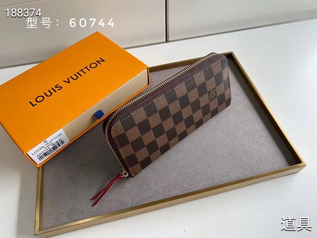 P100💰💎The original LV Clemence wallet is small and compact but has ample capacity. It is made of exquisite and durable Monogram canvas material. Bright color lining and leather zippers show off the playful charm of women. Model: 60744/60742. Size: 19.5×9×1.5cm