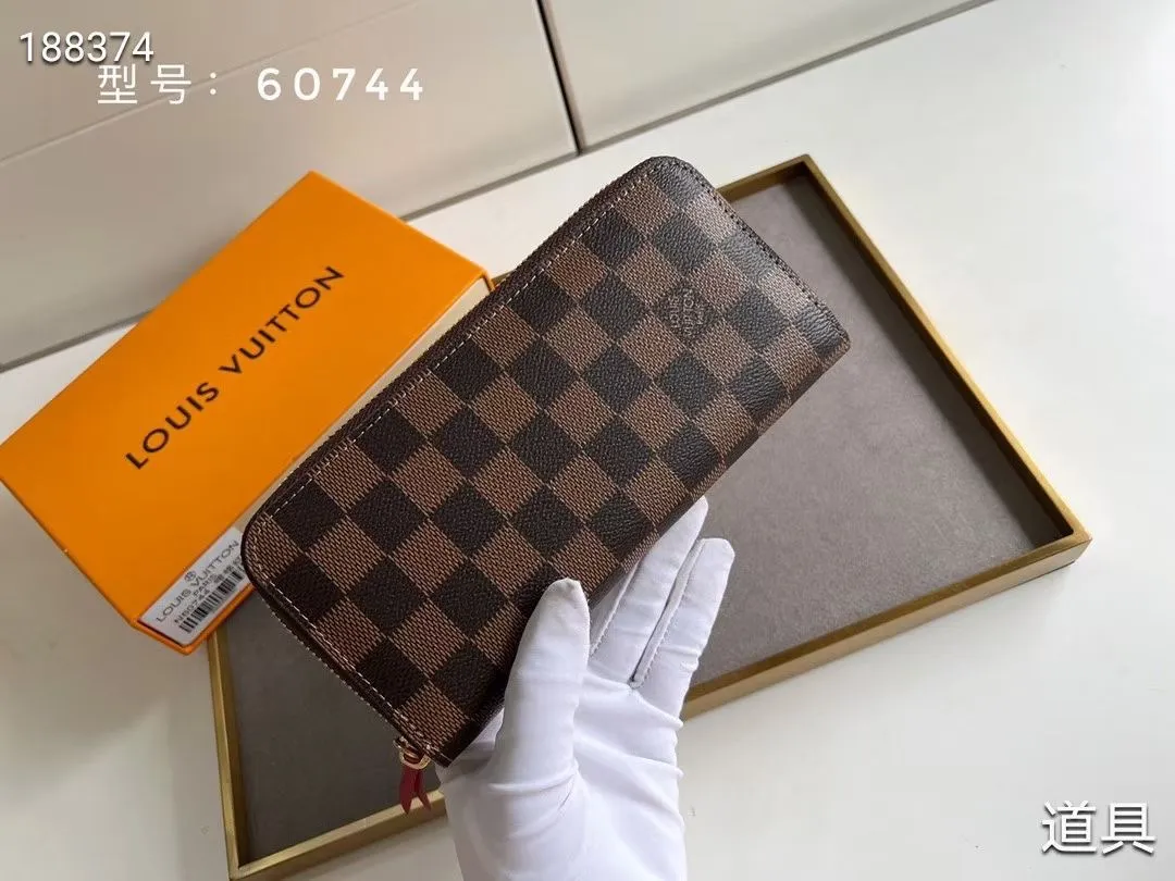 P100💰💎The original LV Clemence wallet is small and compact but has ample capacity. It is made of exquisite and durable Monogram canvas material. Bright color lining and leather zippers show off the playful charm of women. Model: 60744/60742. Size: 19.5×9×1.5cm