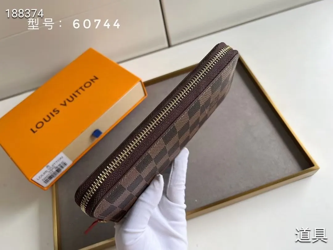 P100💰💎The original LV Clemence wallet is small and compact but has ample capacity. It is made of exquisite and durable Monogram canvas material. Bright color lining and leather zippers show off the playful charm of women. Model: 60744/60742. Size: 19.5×9×1.5cm