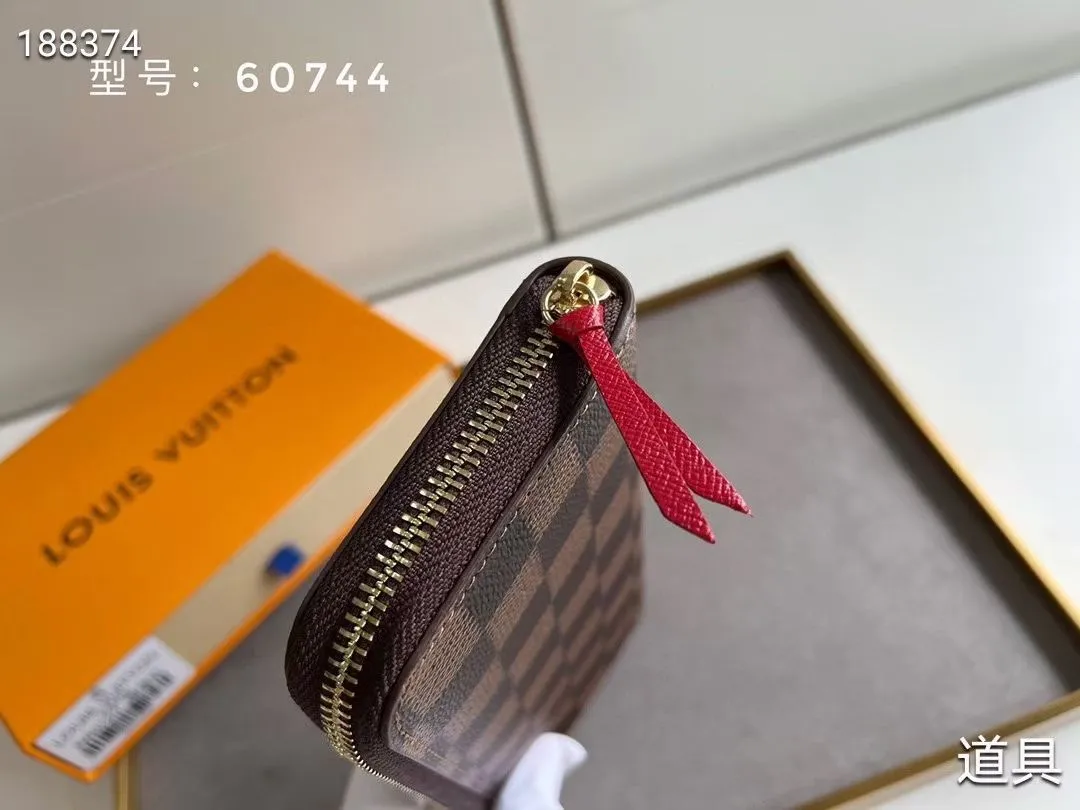 P100💰💎The original LV Clemence wallet is small and compact but has ample capacity. It is made of exquisite and durable Monogram canvas material. Bright color lining and leather zippers show off the playful charm of women. Model: 60744/60742. Size: 19.5×9×1.5cm